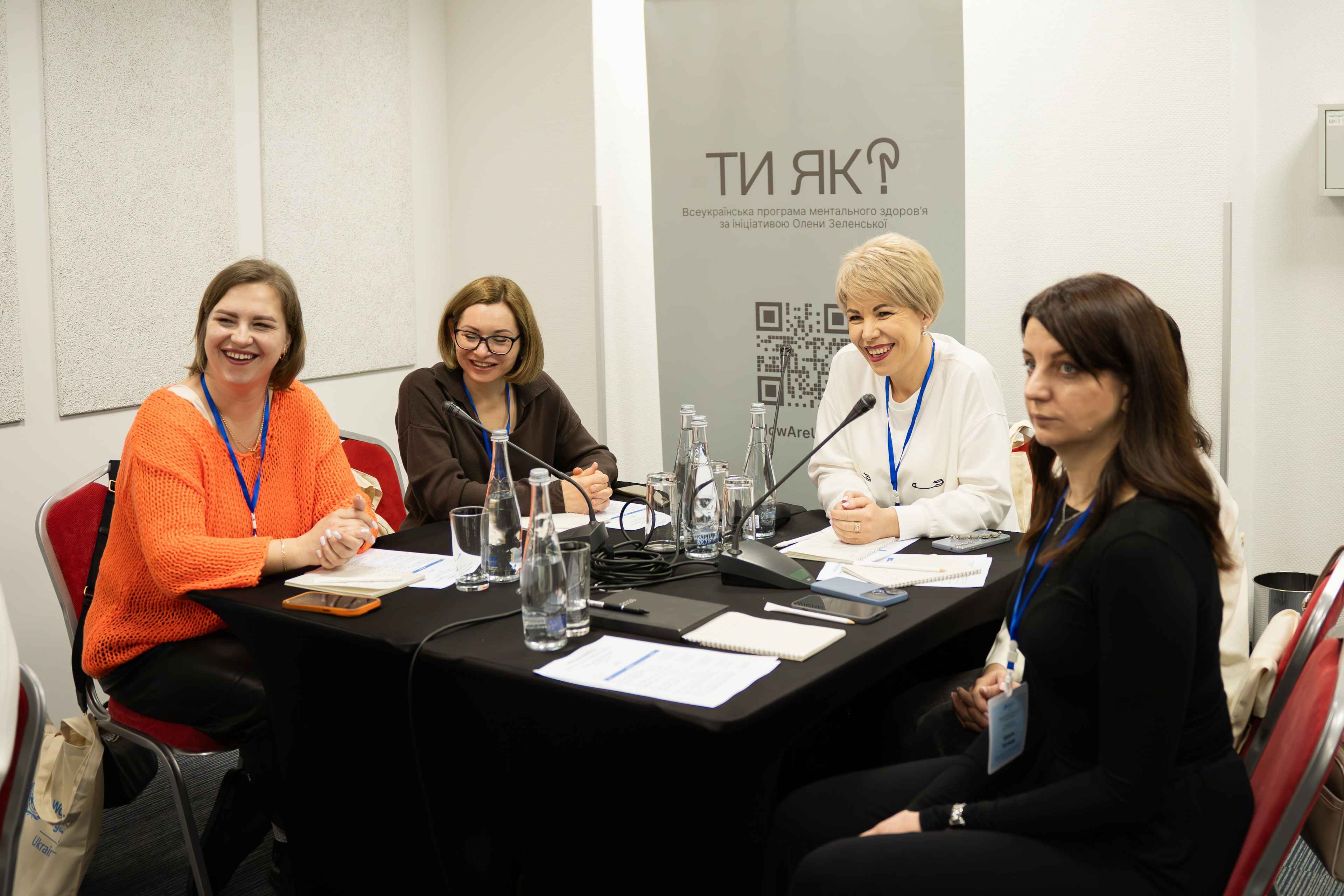 На малюнку зображено четверо жінок, які сидять за столом під час навчання за міжнародною програмою “Самодопомога Плюс”