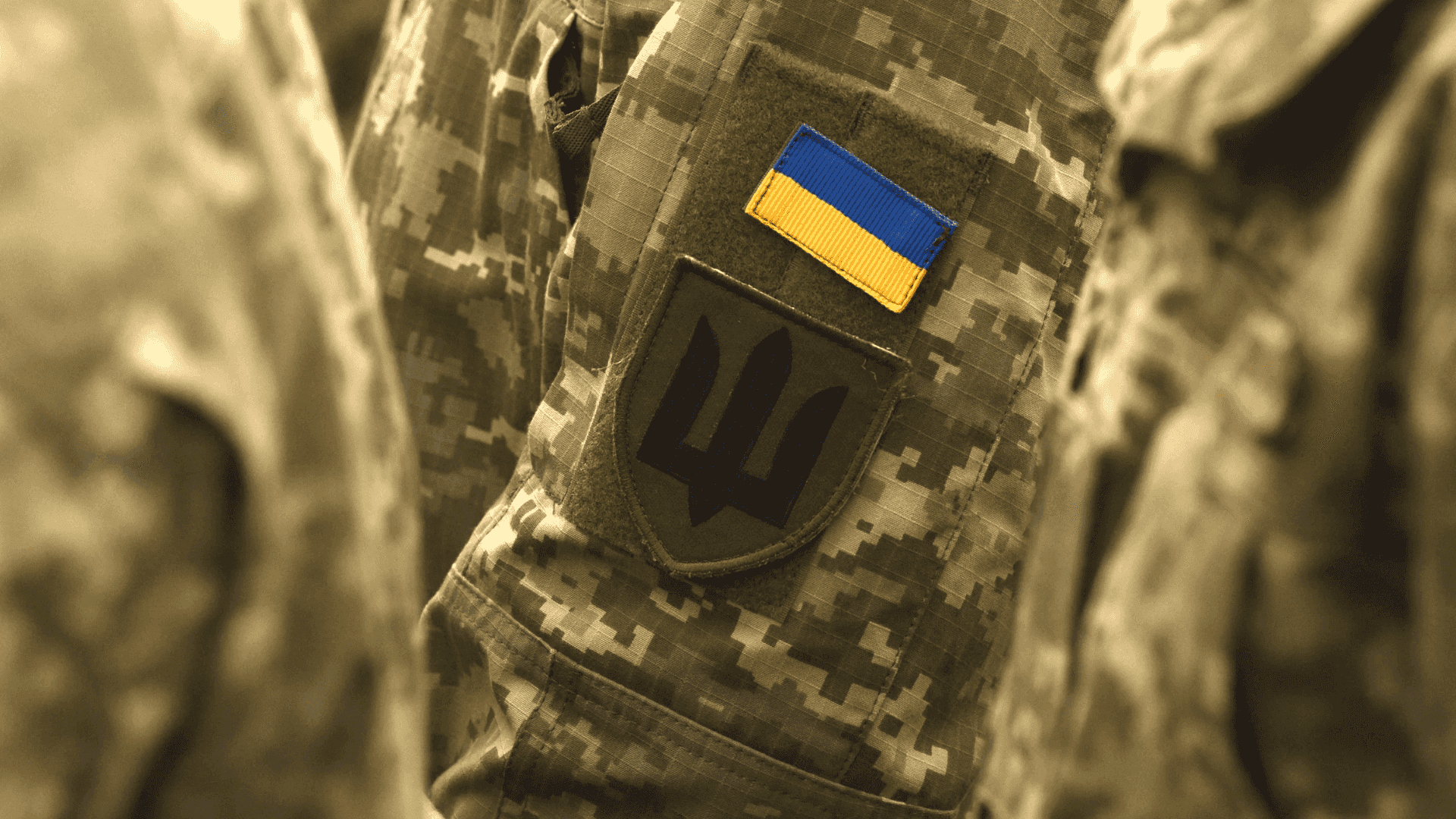 На фото зображено людину у військовій формі