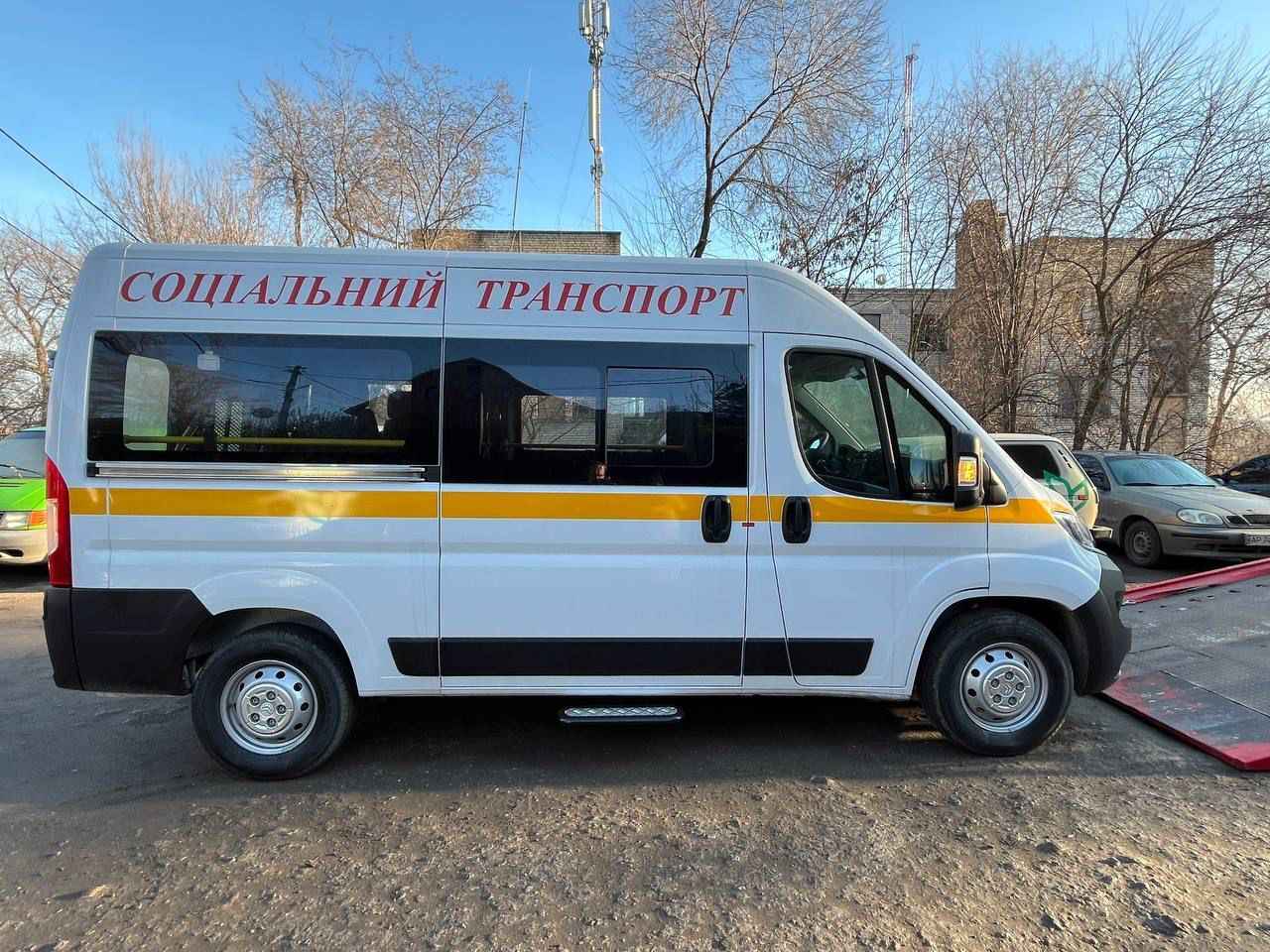 На картинці зображення білого мікроавтобусу із написом "Соціальний транспорт"