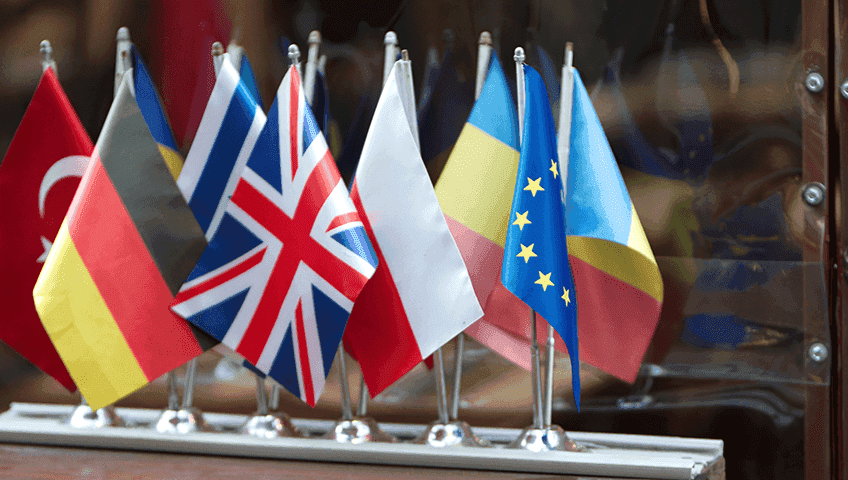 Набір національних прапорів, серед яких Туреччина, Великобританія, Польща, Україна та Європейський Союз
