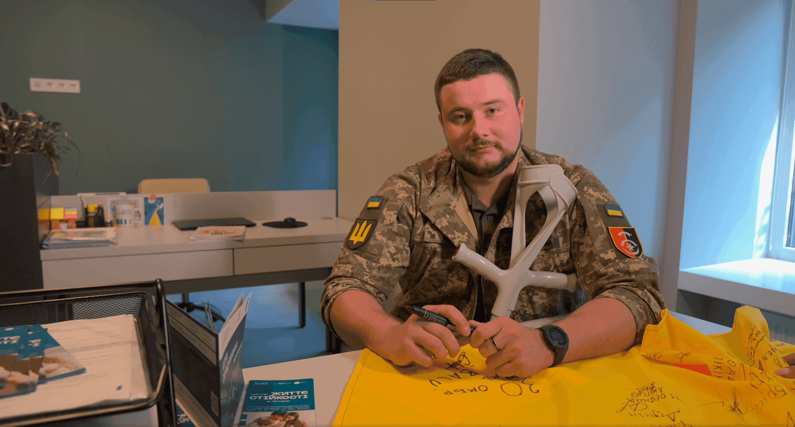 На фото зображено чоловіка у військовій формі