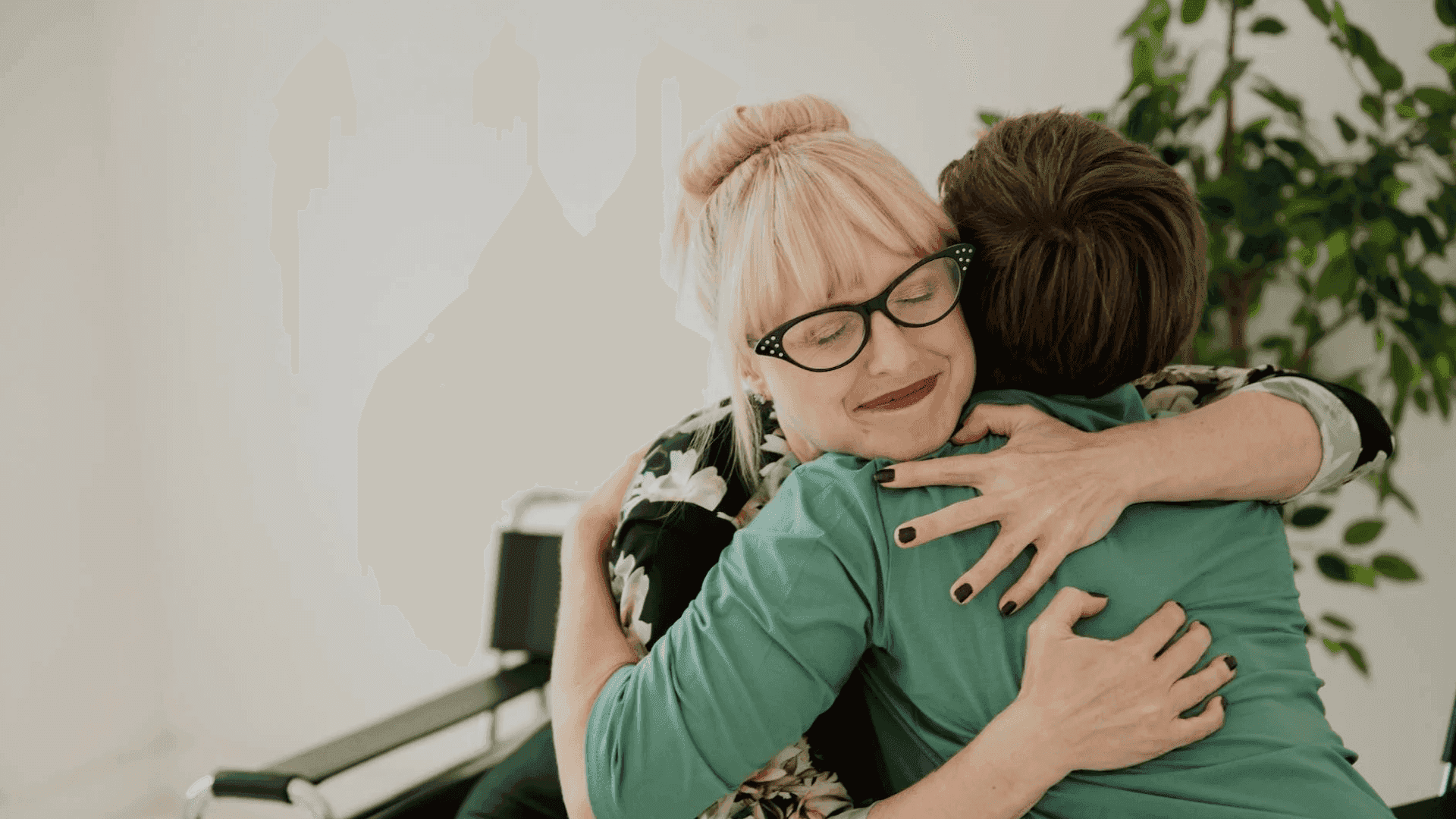 На фото двоє жінок обнімаються