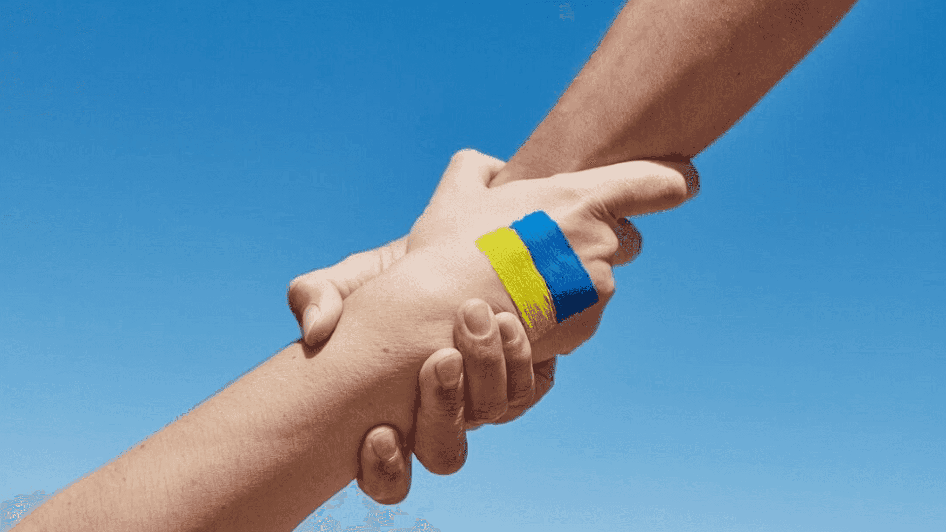 На фото зображено рукостискання рук 