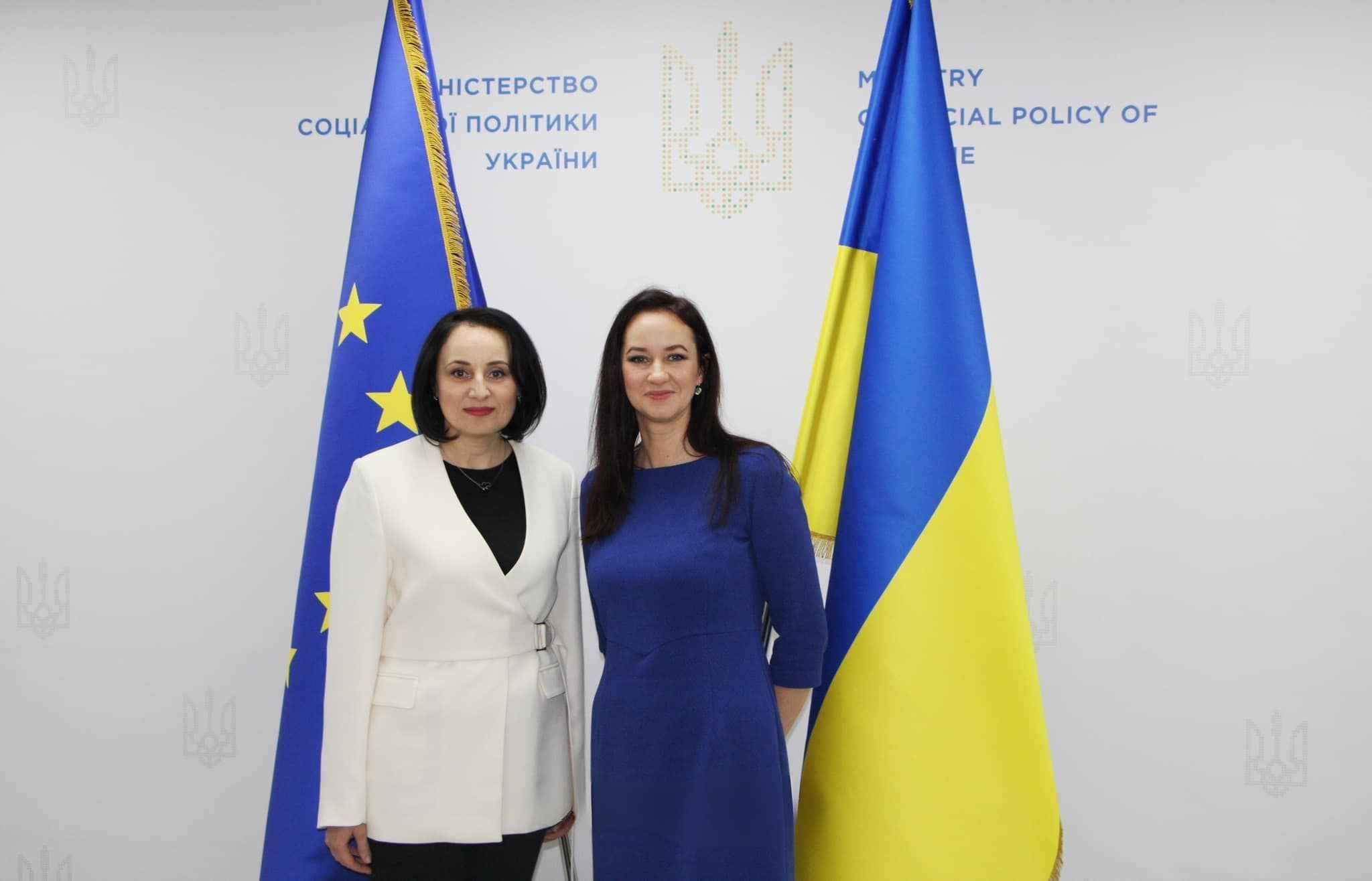 Дві жінки на фоні прапорів України та ЄС
