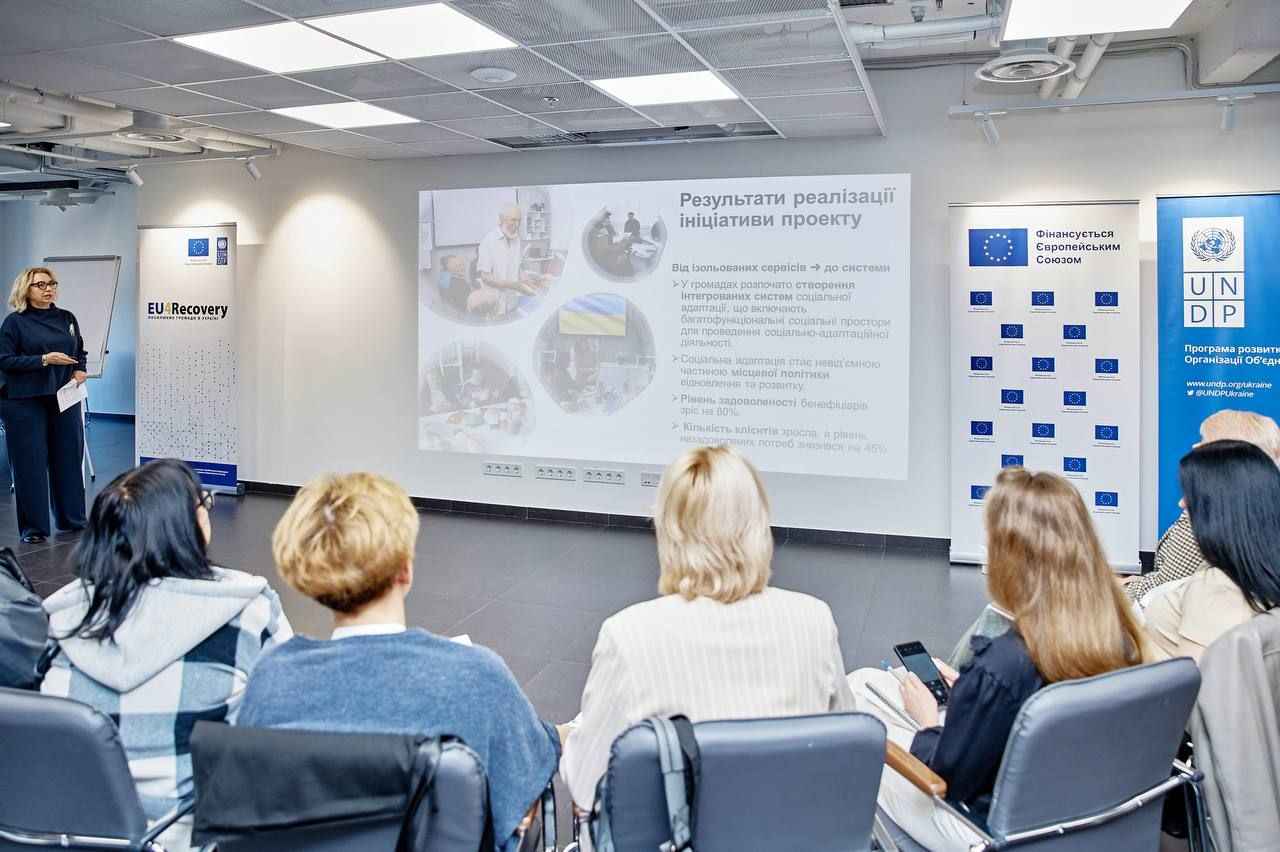 На фото зображені жінки-учасники заходу "Школа підтриманого проживання"