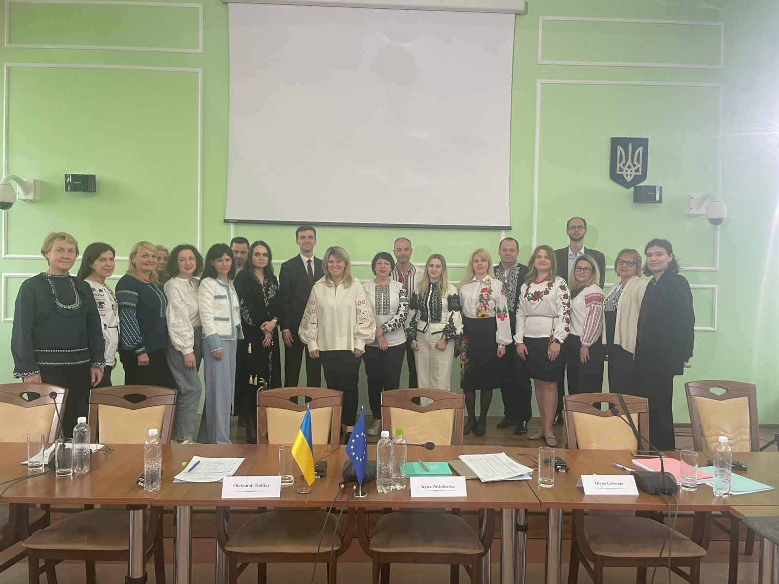 На фото зображені чоловіки і жінки, які посміхаються