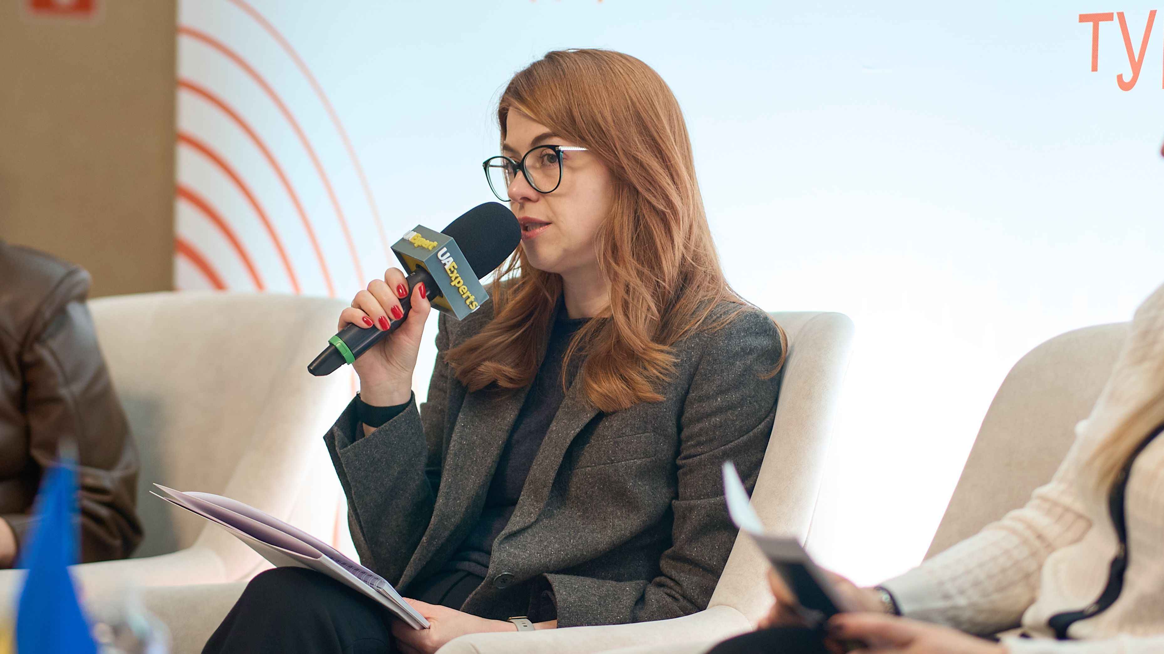 На фото перша заступниця Міністра соціальнї політики, сім"ї та єдності Людмила Шемелинець з мікрофоном виступає на заході