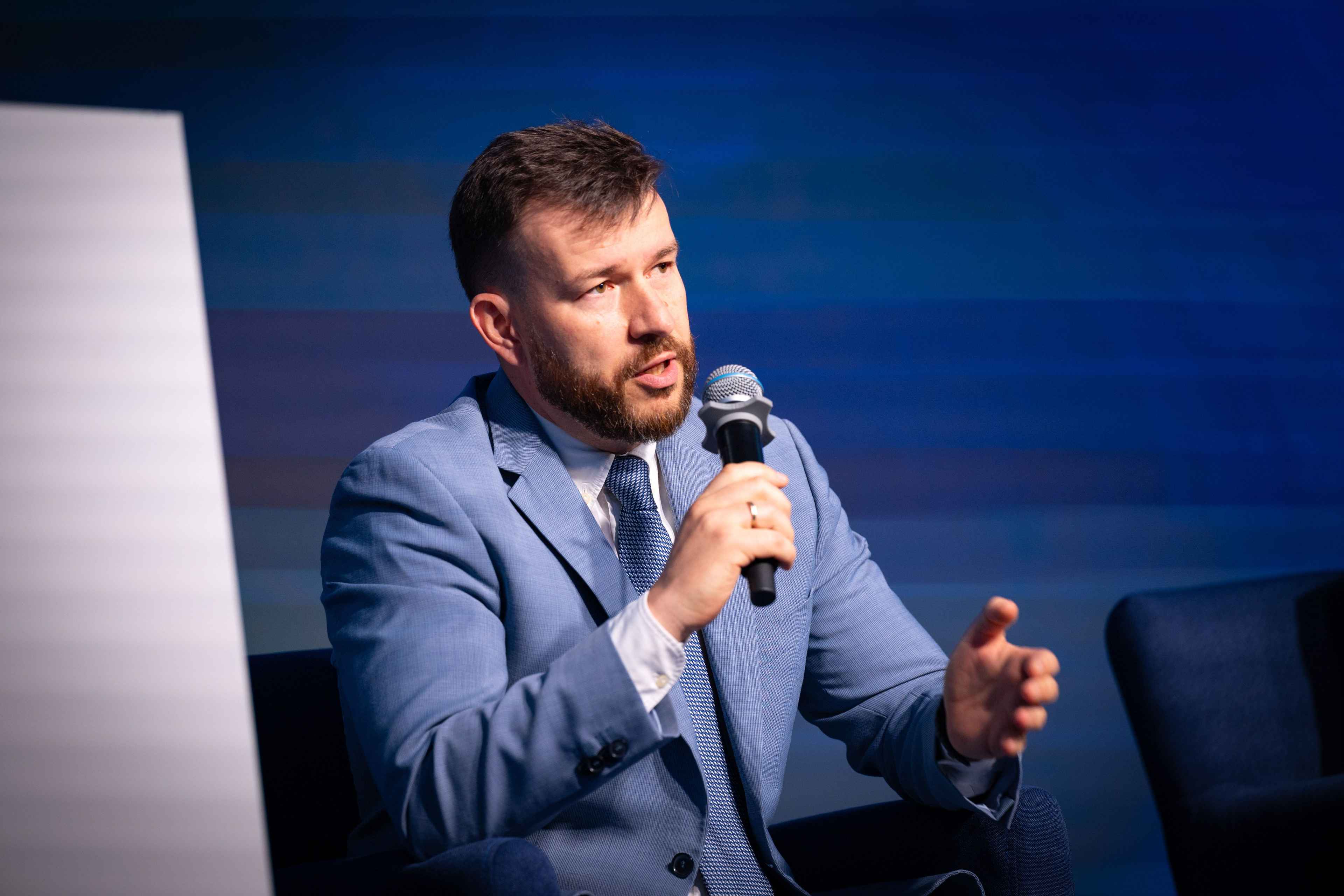 На фото Міністр соціальної політики. сім"ї та єдності Денис Улютін виступає перед учасниками заходу