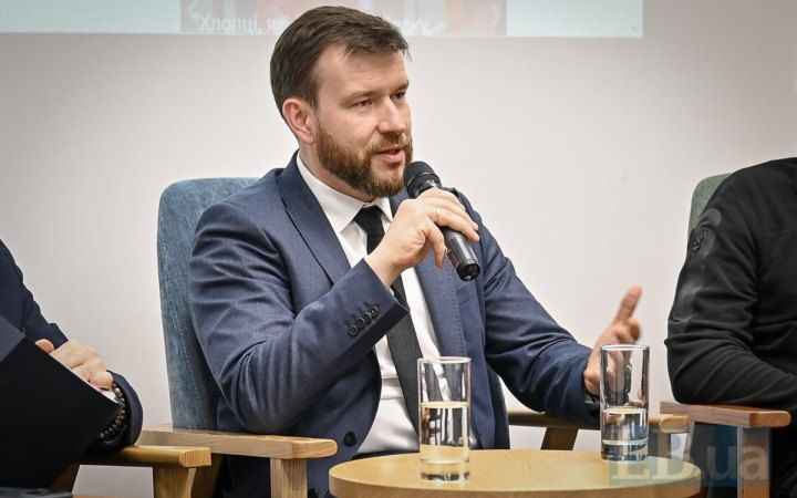 На фото Міністр соціальної політики, сім"ї та єдності Денис Улютін виступає на заході