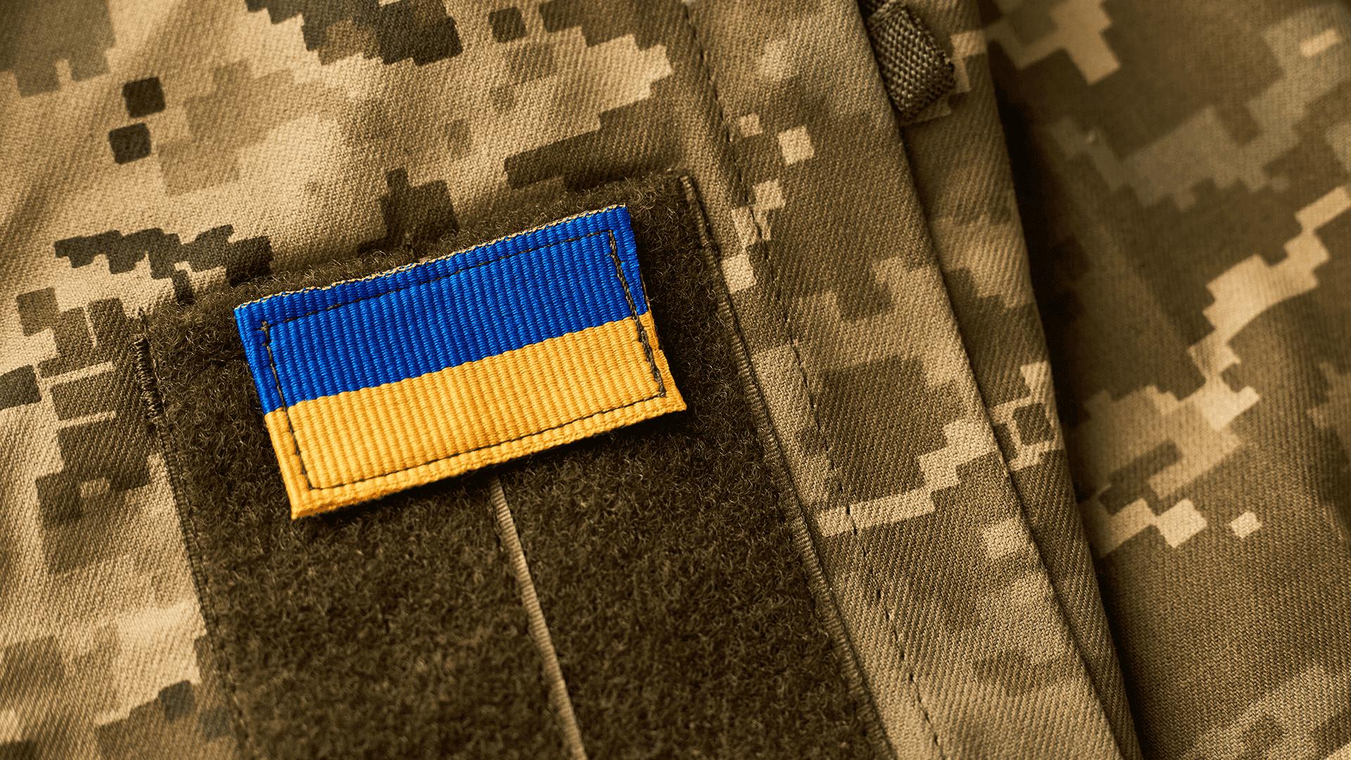 Піксельна військова форма з прапором України