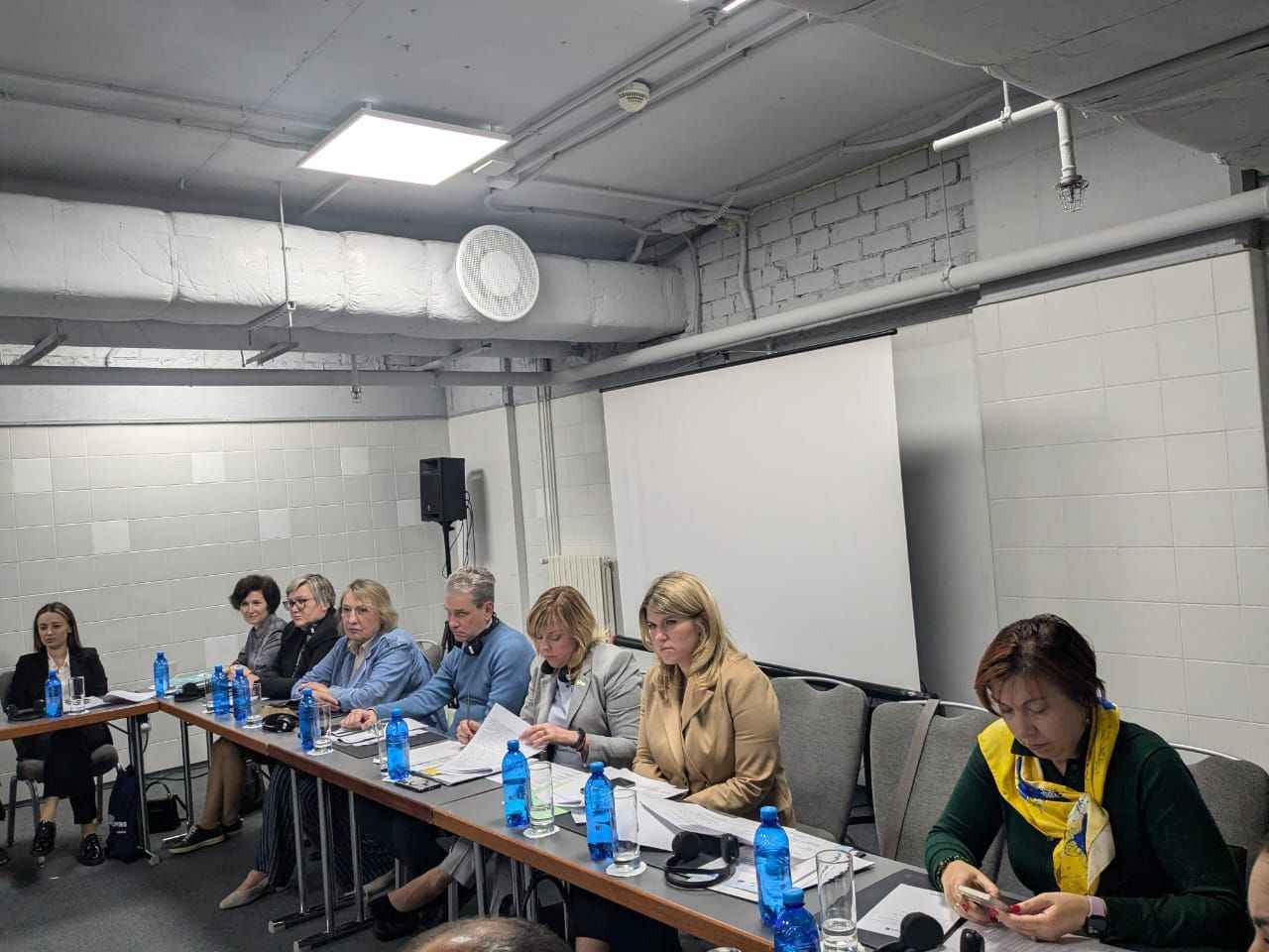 На зображенні люди на заході сидять за столом