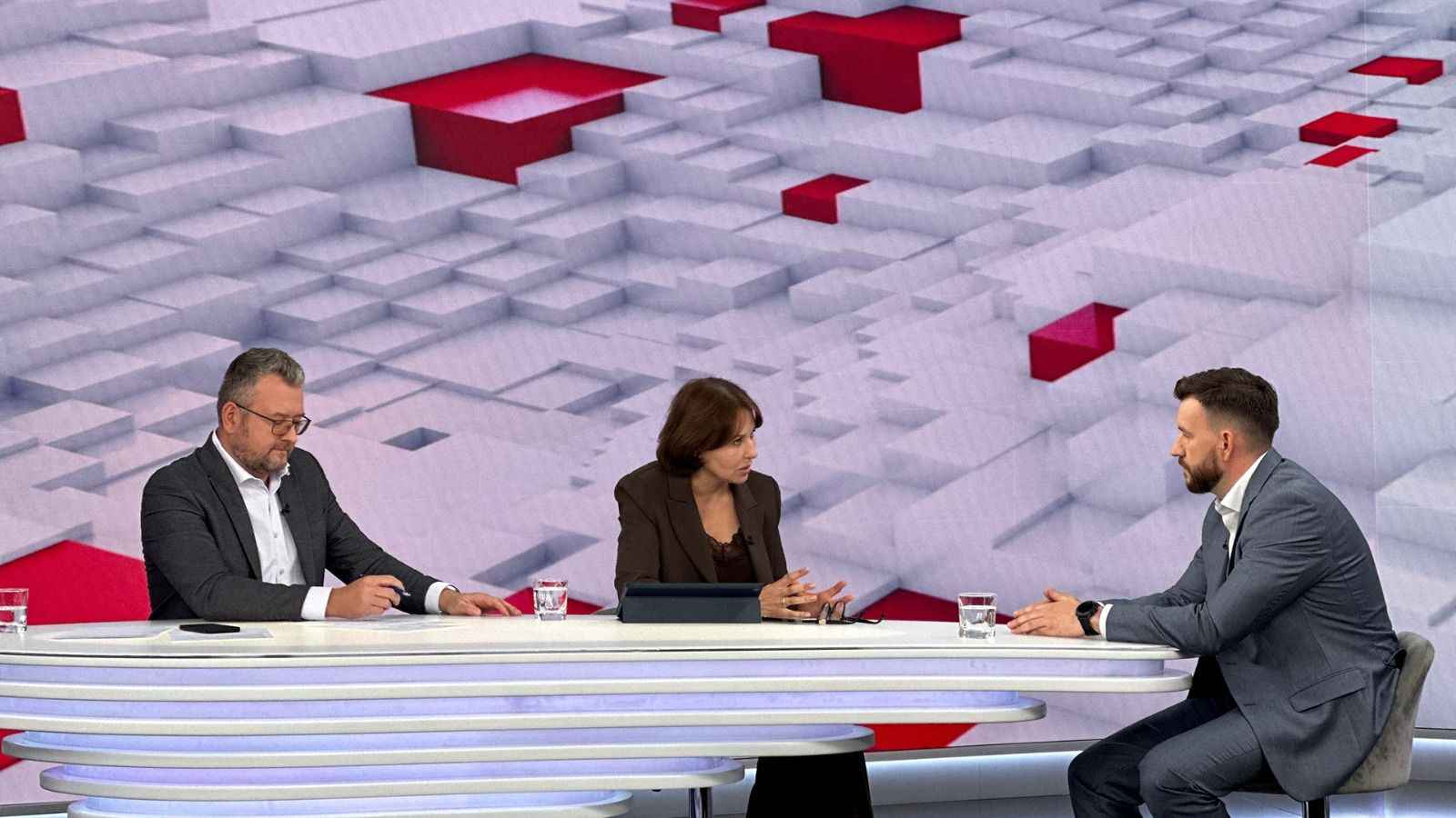 На зображенні Міністр Денис Улютін із журналістами у студії телеканалу 1+1 