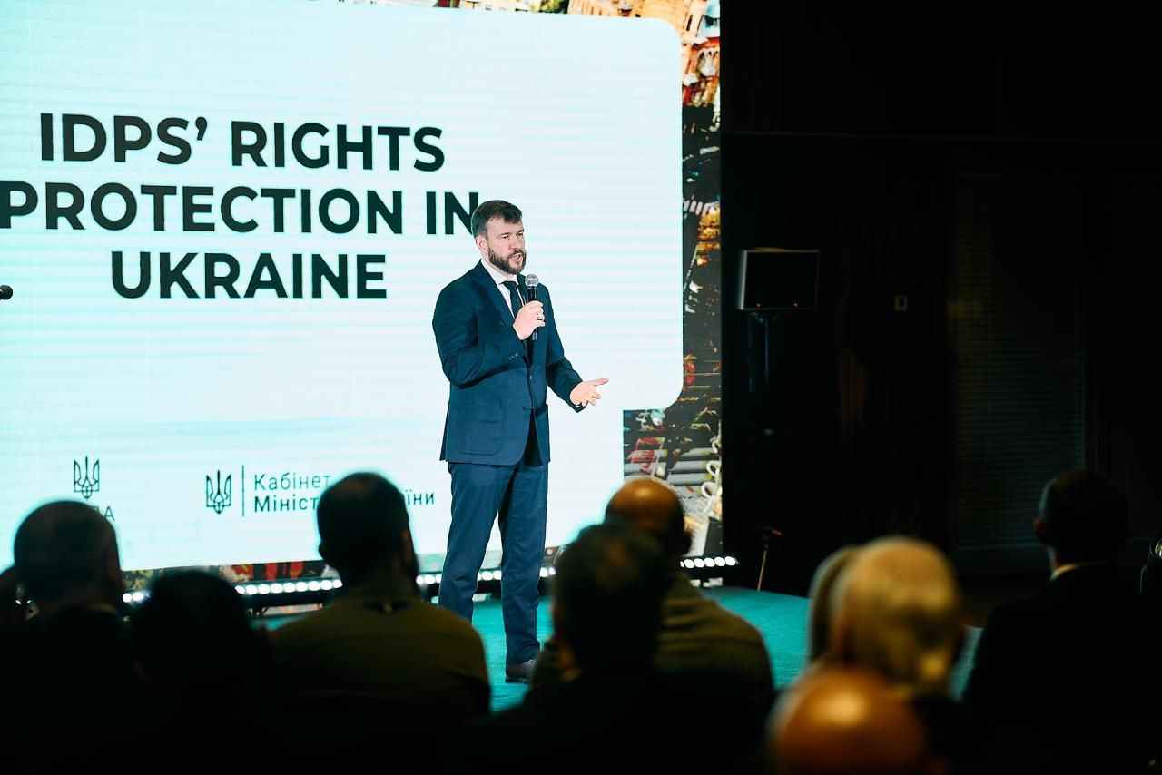 На фото виступає Міністр соціальної політики, сім"ї та єдності Денис Улютін