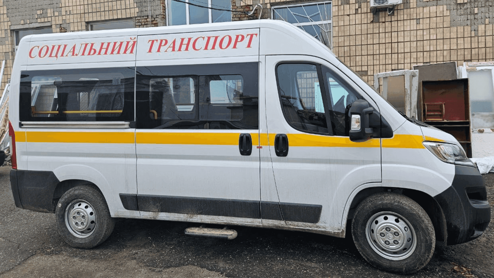 На фото зображено автомобіль з написом "Соціальний транспорт"