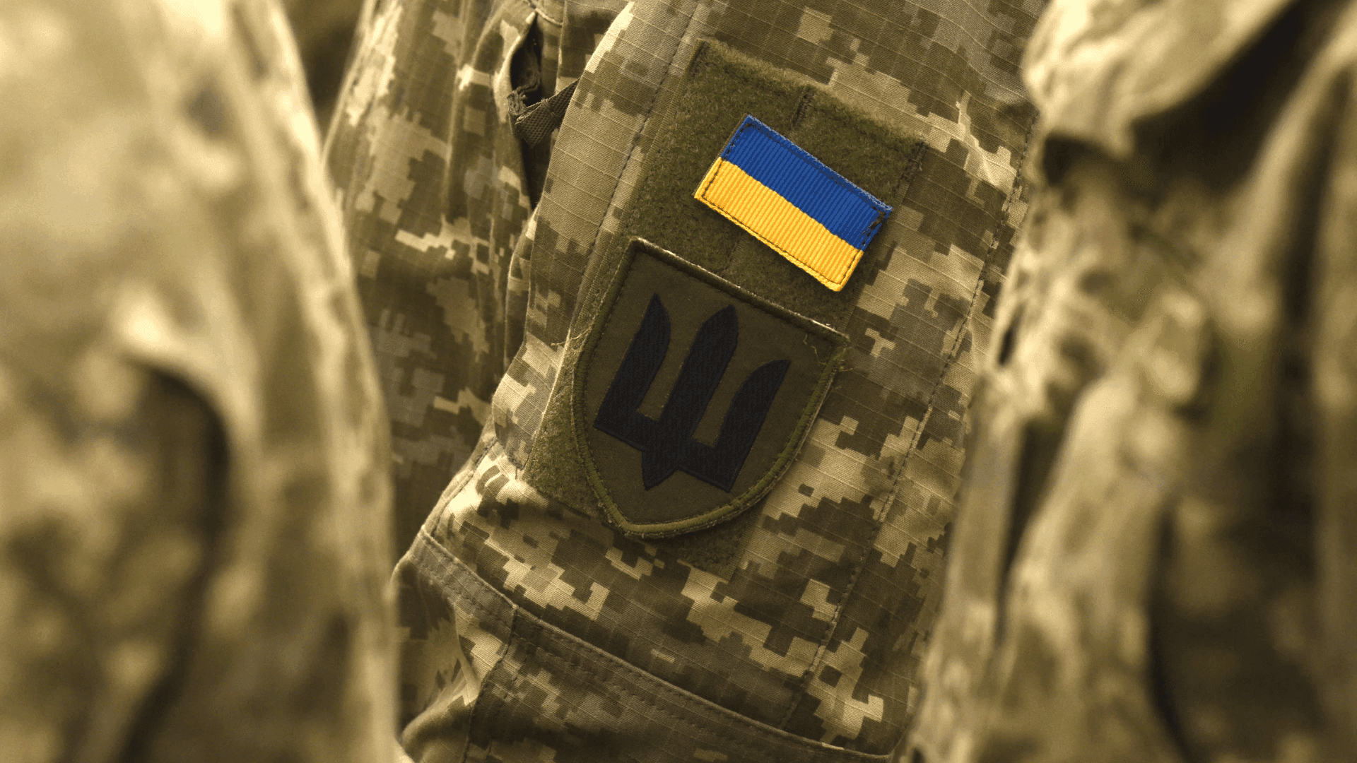 На фото зображено людину у військовій формі