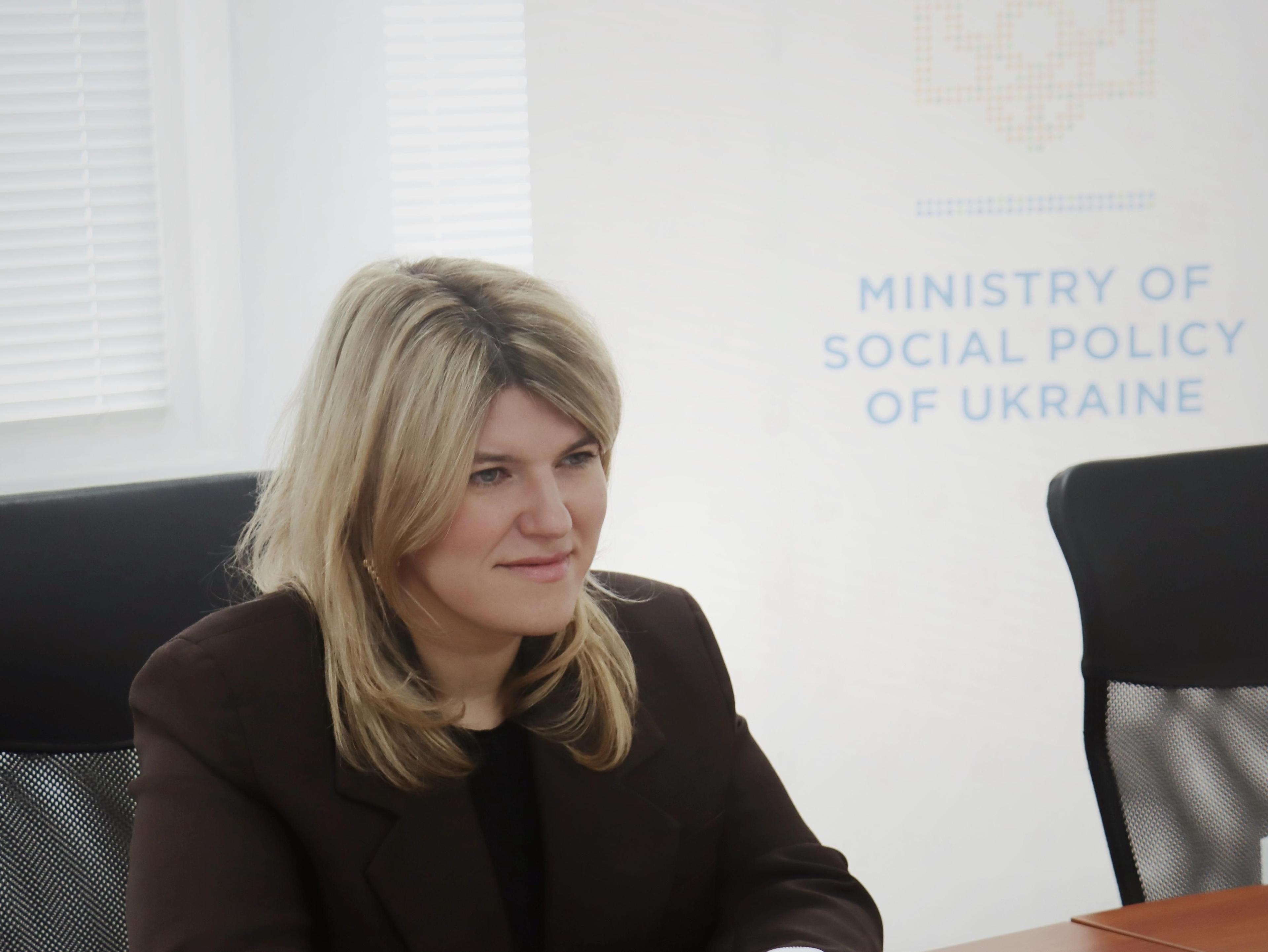 Заступник Міністра соціальної політики Ірина Постоловська виступає перед учасниками зустрічі