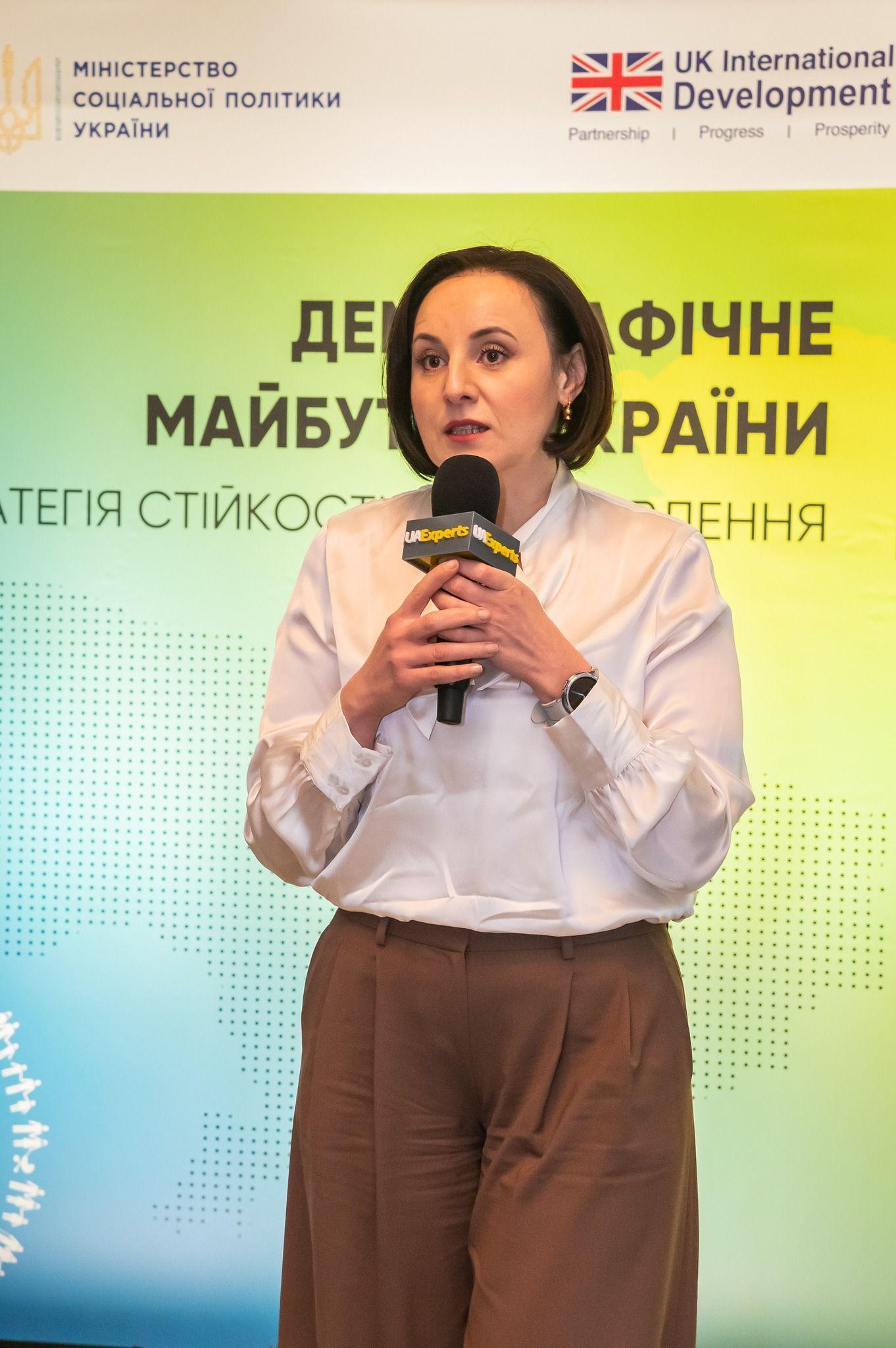 Міністр соціальної політики Оксана Жолнович виступає під час заходу