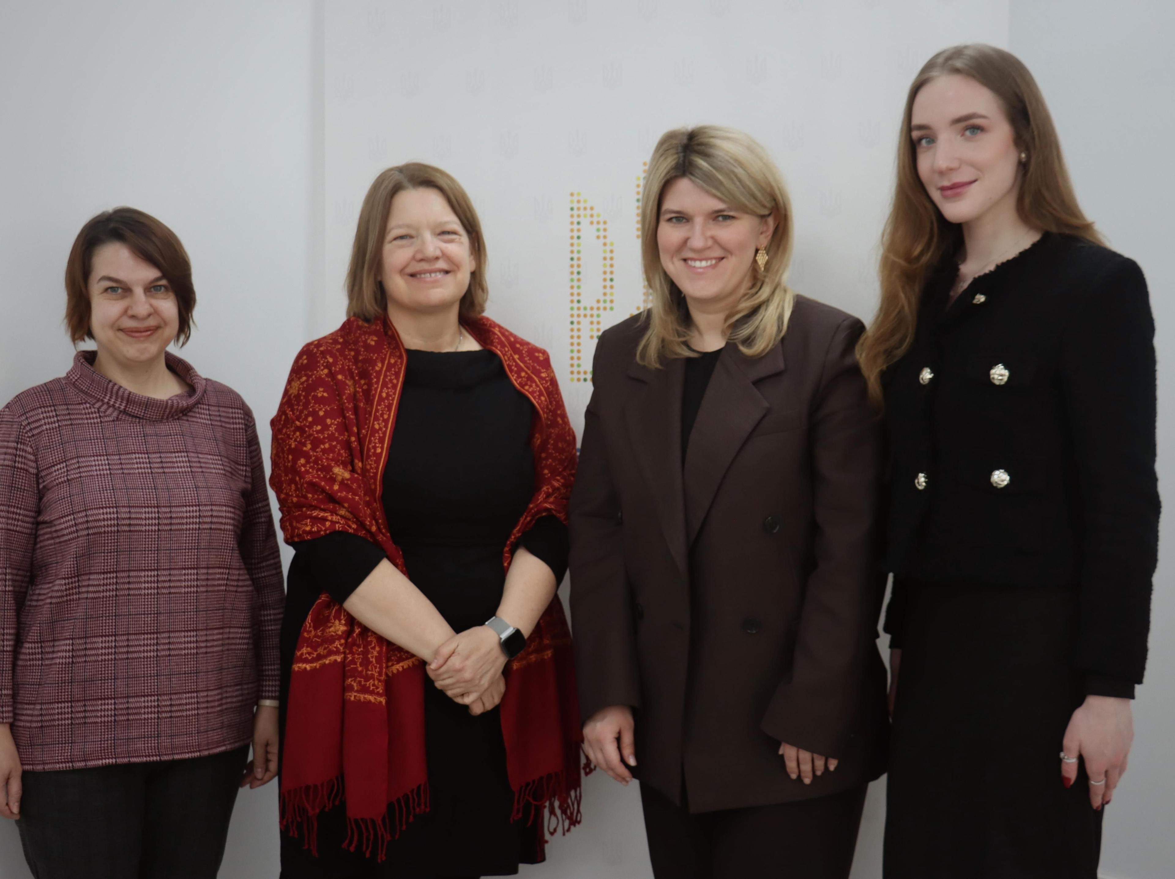 4 учасниці зустрічі фотографуються по завершенні заходу
