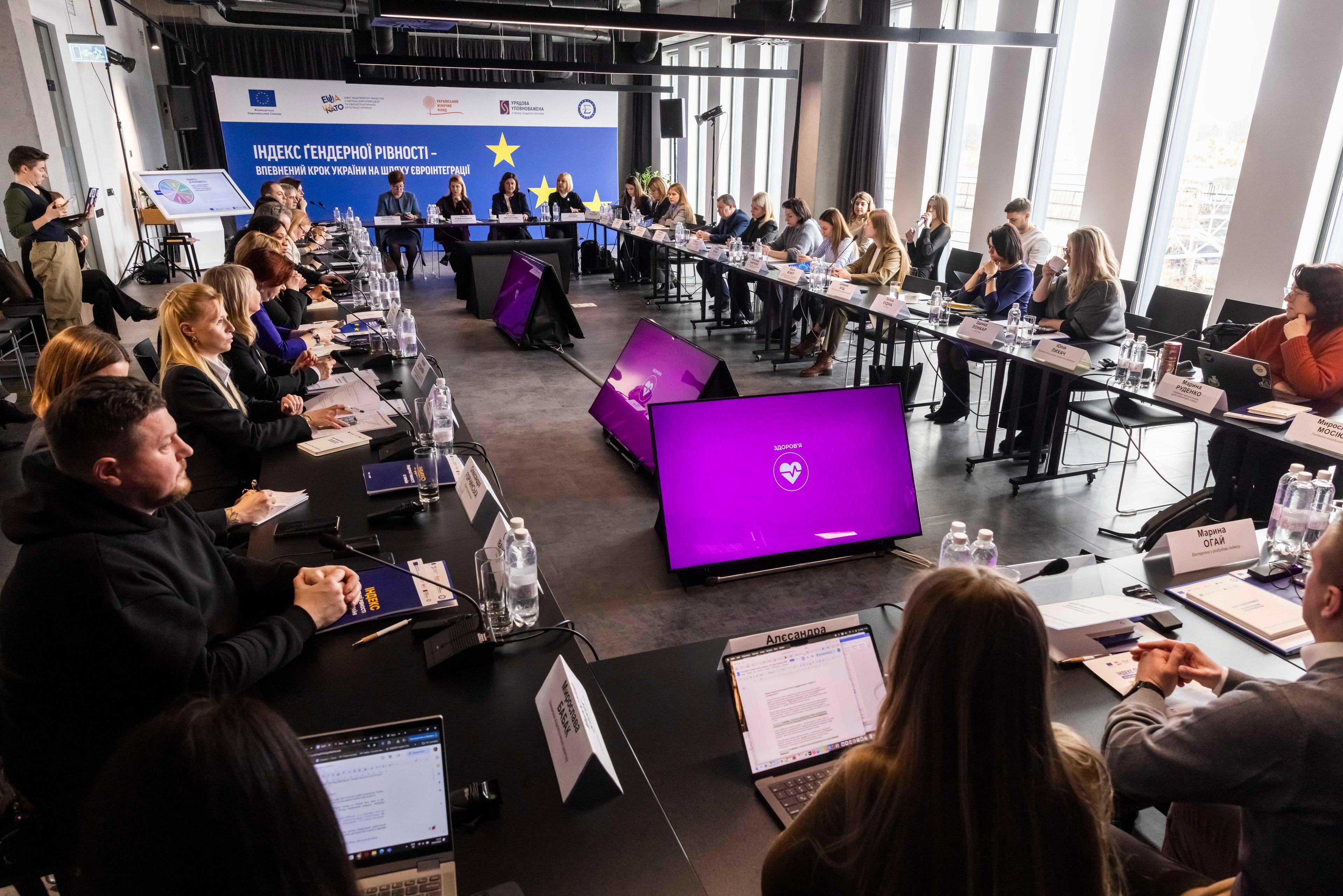 Учасники презентація фінальних результатів першого Індексу ґендерної рівності сидять за столом