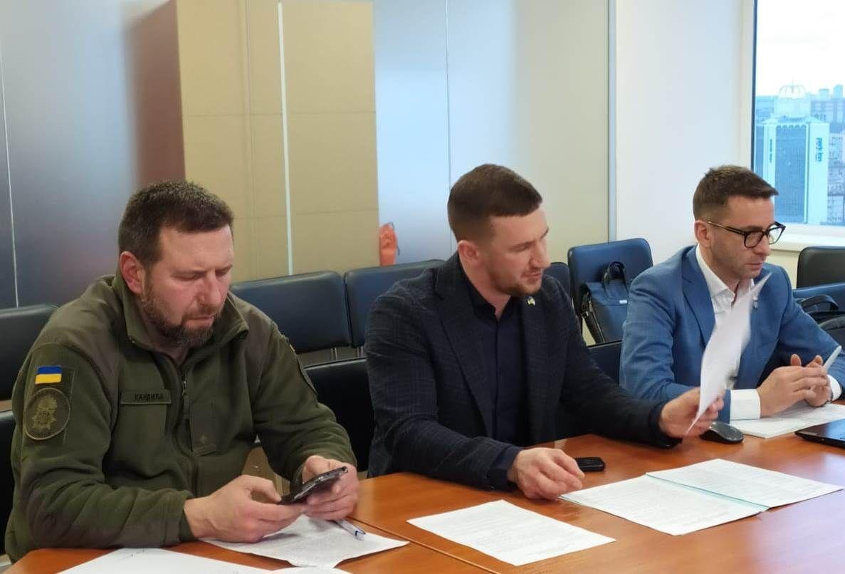 На фото чоловіки, предстваники Громадської ради при Мінсоцполітики