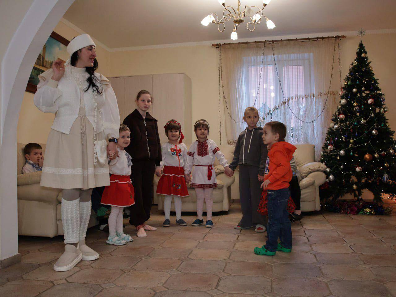 На фото Снігуронька та діти під час свята