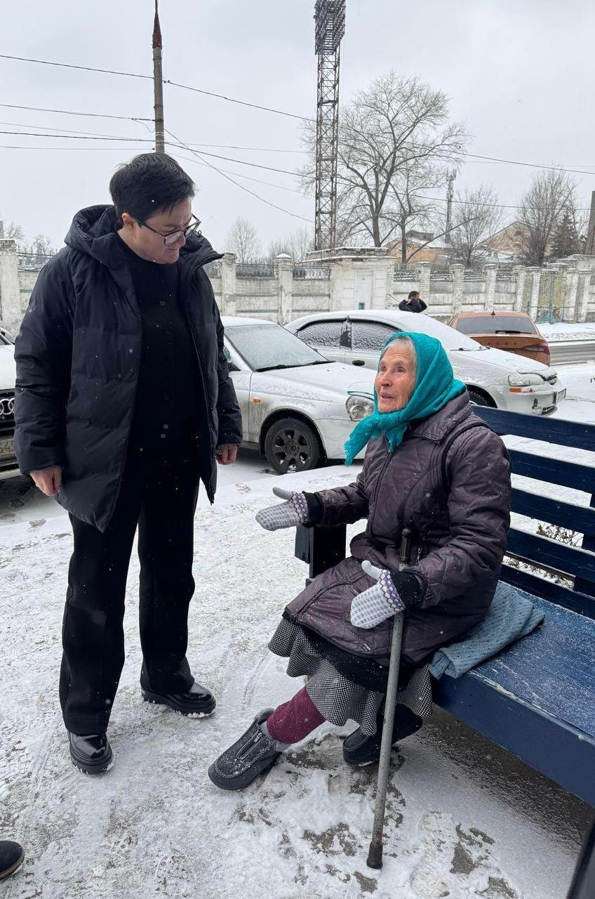 На фото заступниця Міністра соціальної політики, сім"ї та єдності Тетяна Кірієнко спілкується з бабусею на вулиці