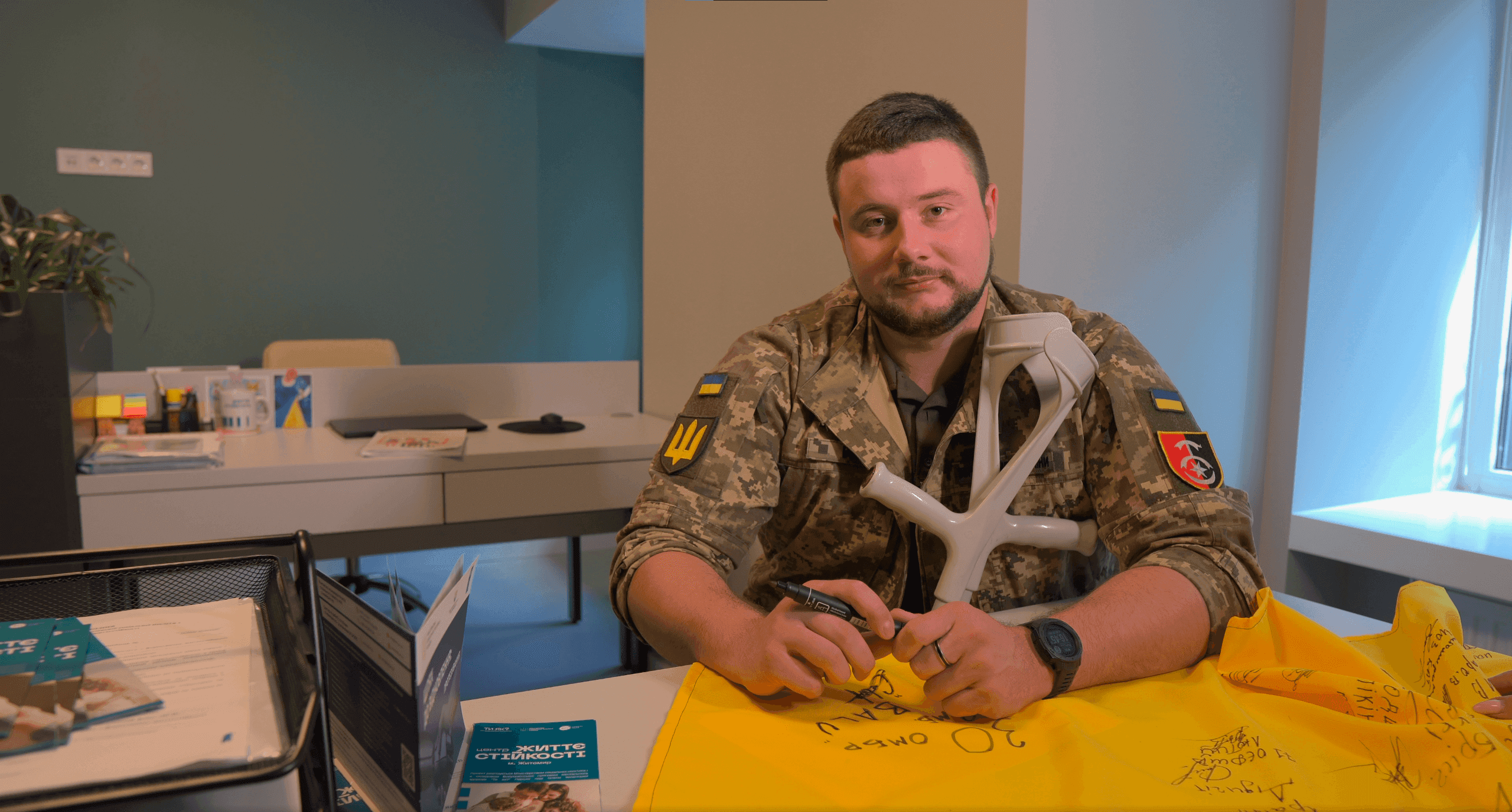 На фото зображено чоловіка у військовій формі