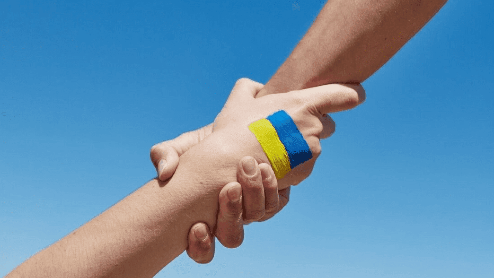 На фото зображено рукостискання рук 