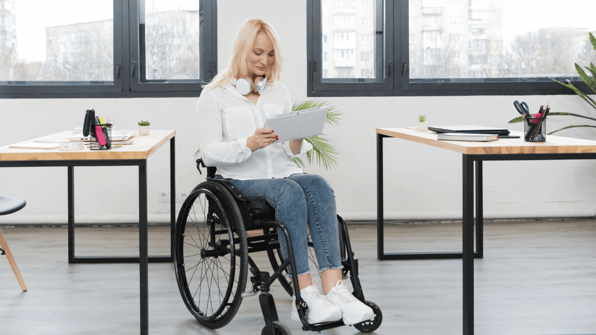 На фото особа з інвалідністю читає документи