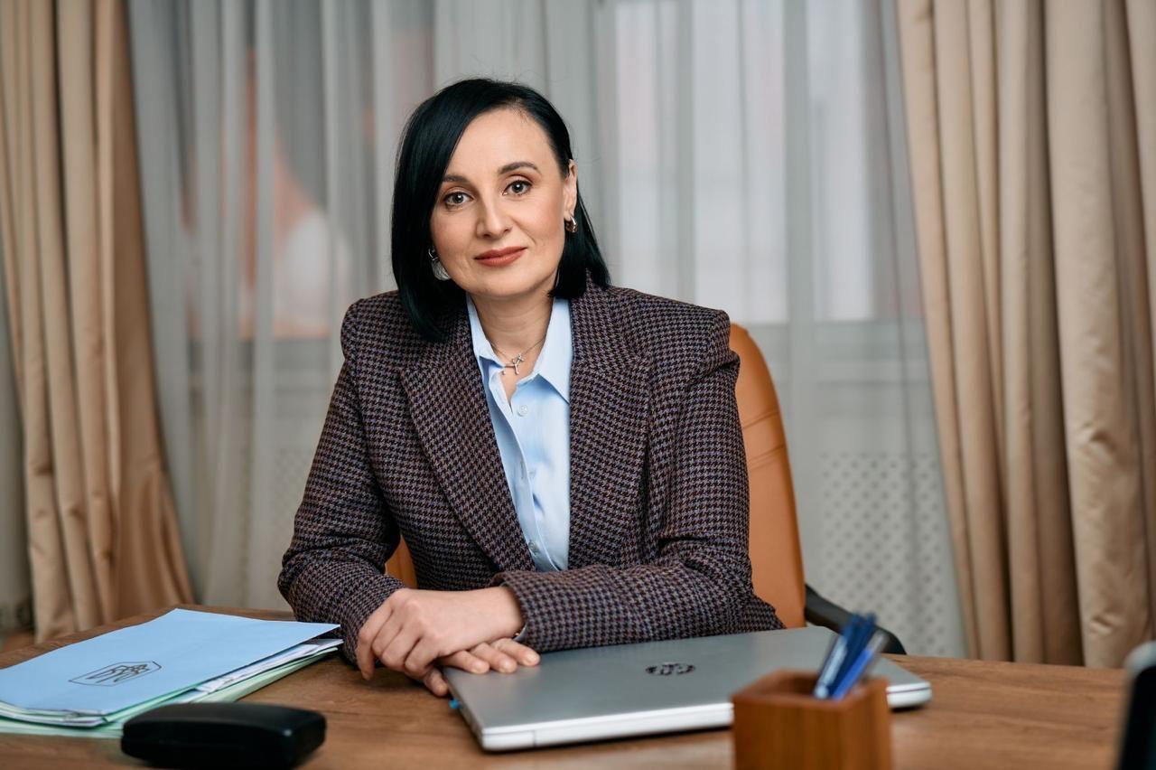 Оксана Жолнович сидить за столом