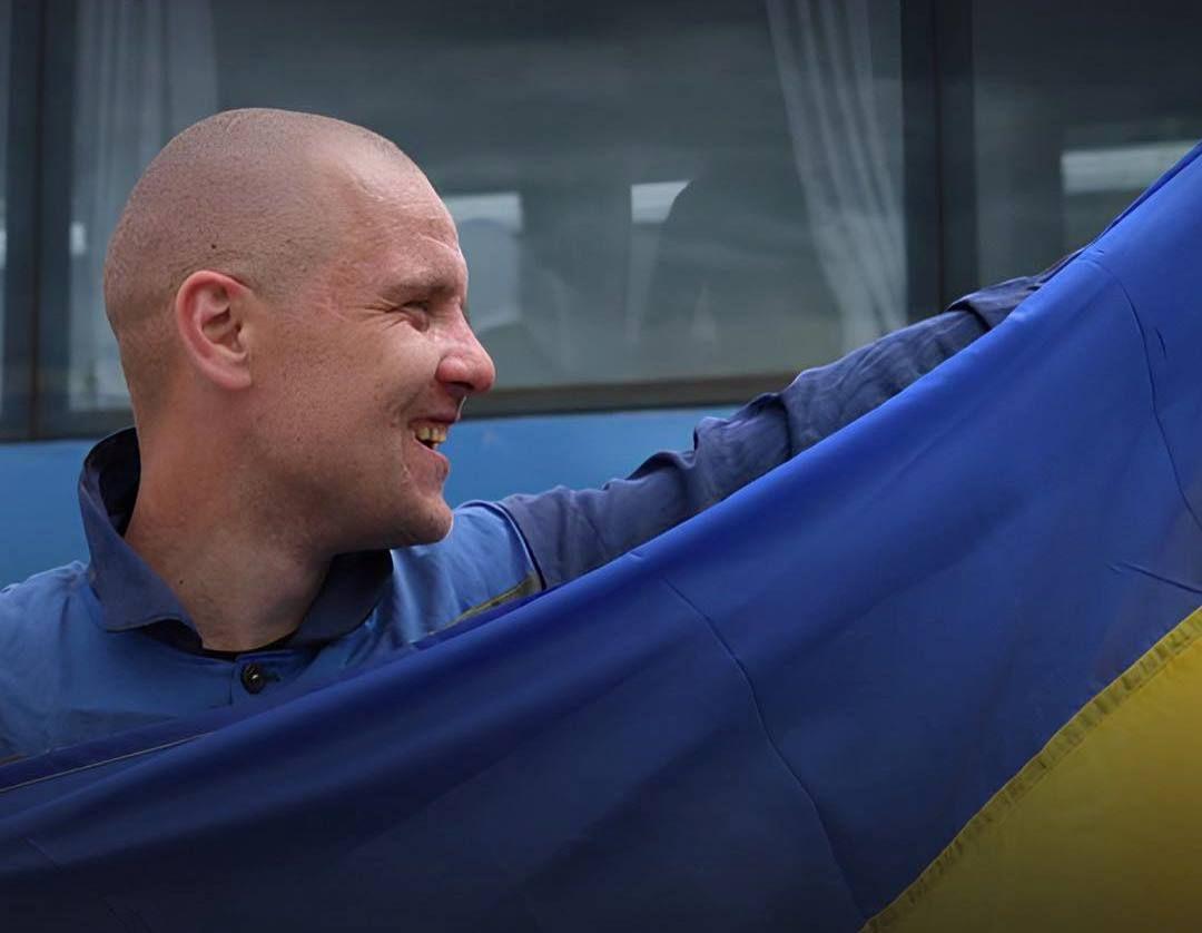 На фото чоловік з прапором України
