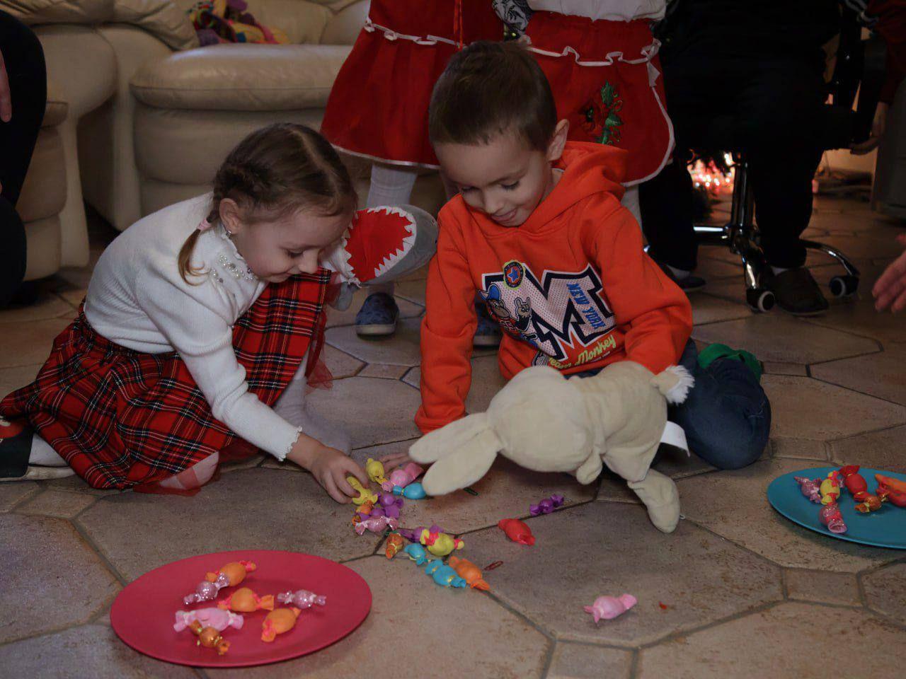 На фото діти граються у приміщенні