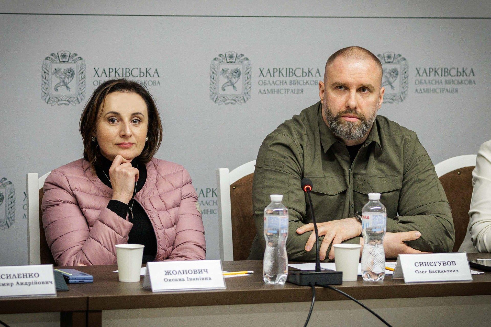 На фото Оксана Жолнович та Олег Синєгубов сидять за столом під час наради 