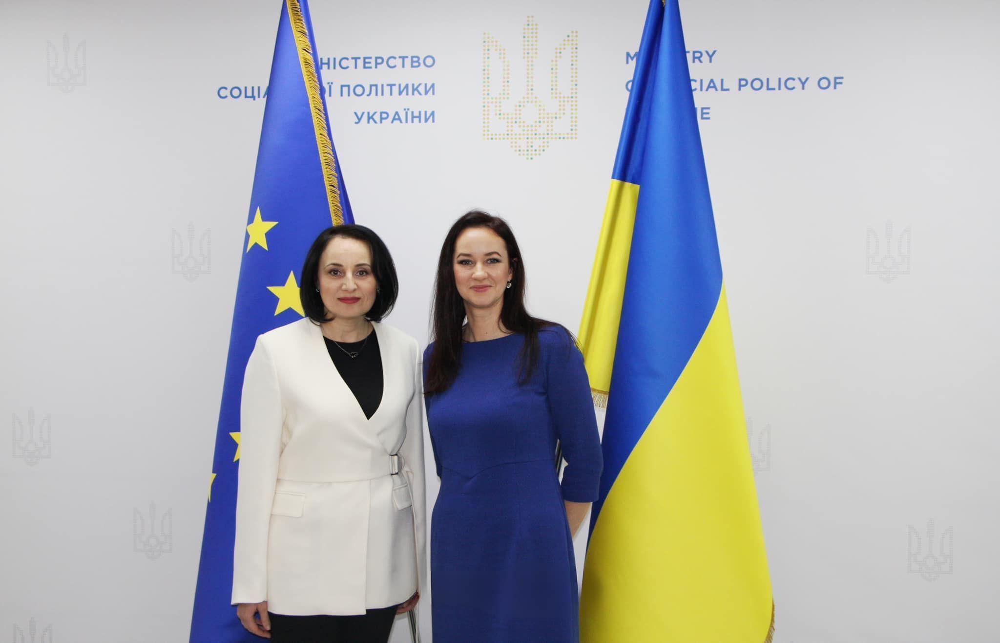 Дві жінки на фоні прапорів України та ЄС