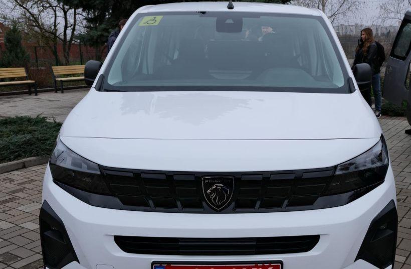 На фото зображено авто білого кольору 