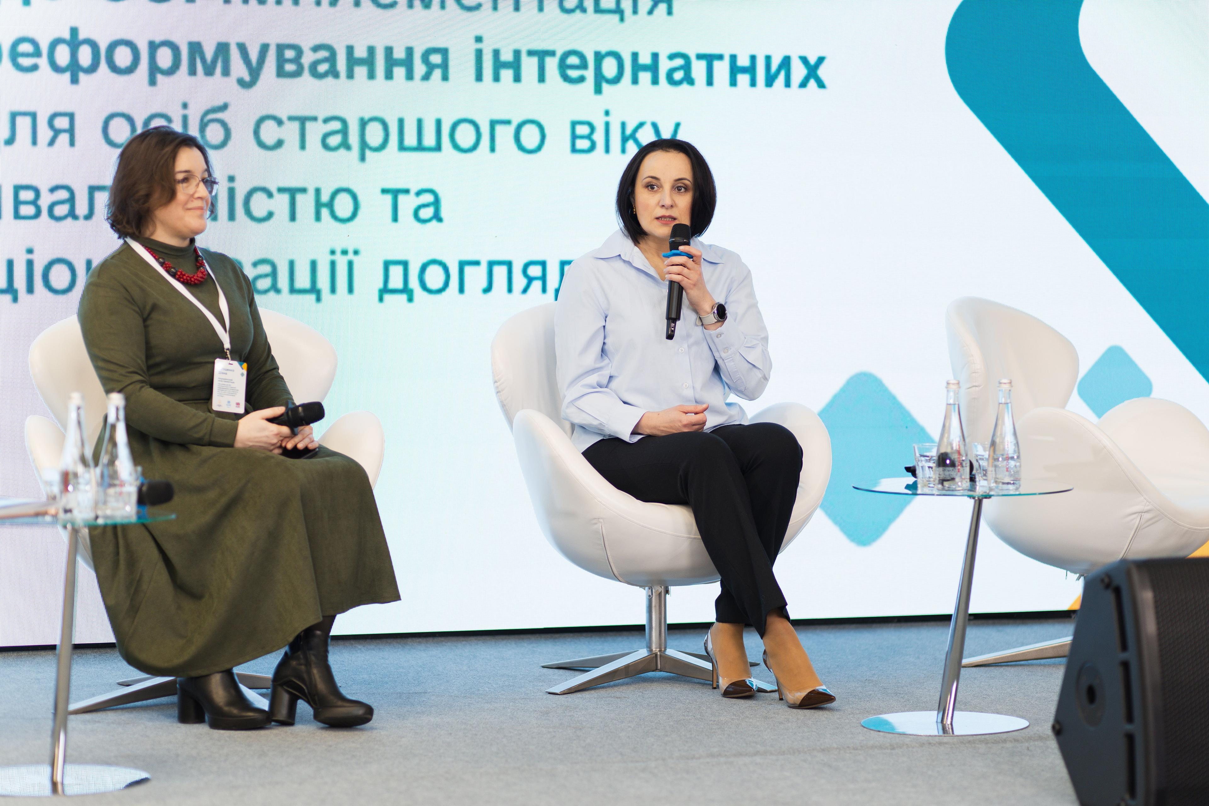 Люди сидять на фоні сцени