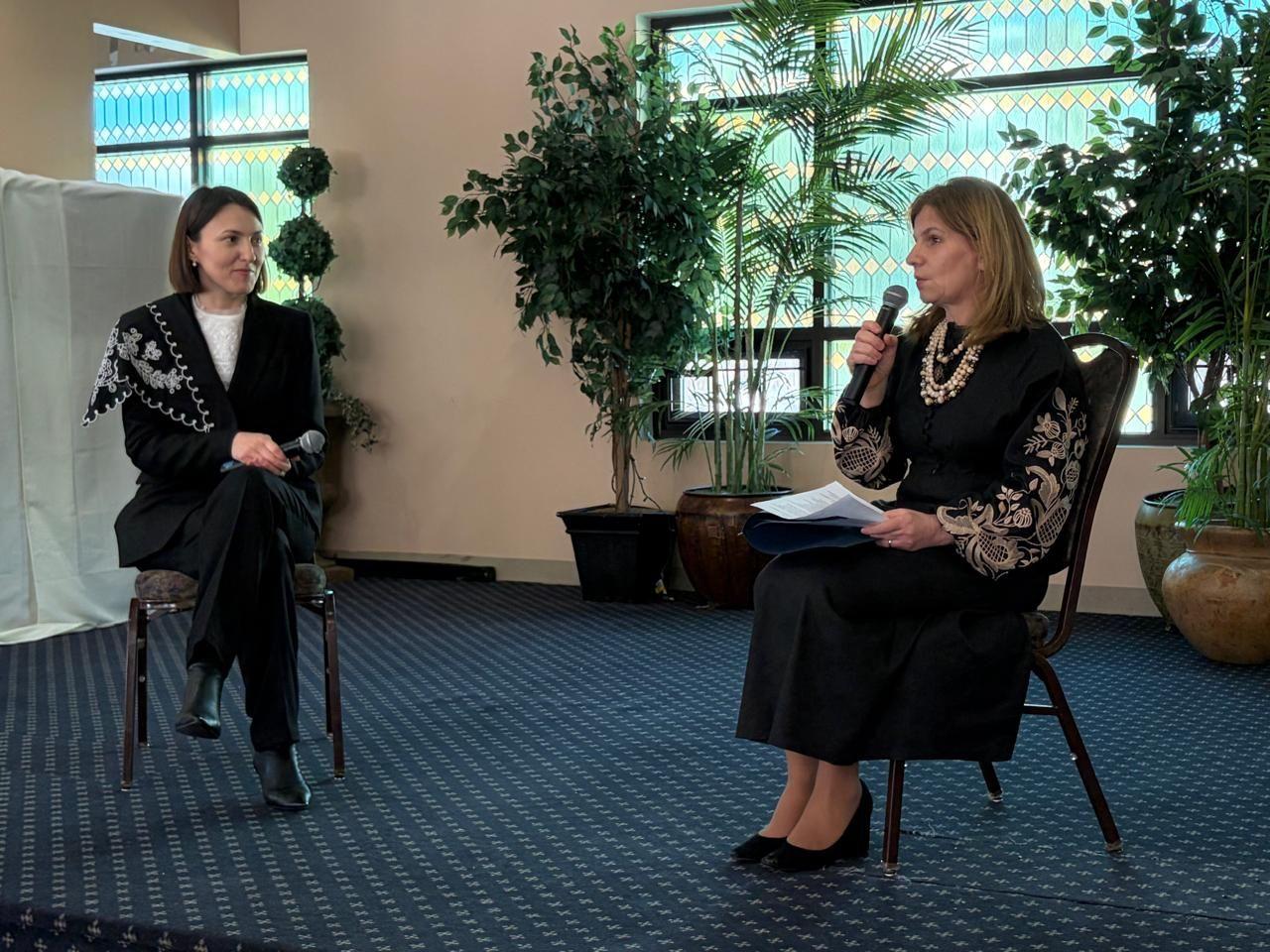 Ілона Гавронська сидить на стільці та відповідає на питання ведучої