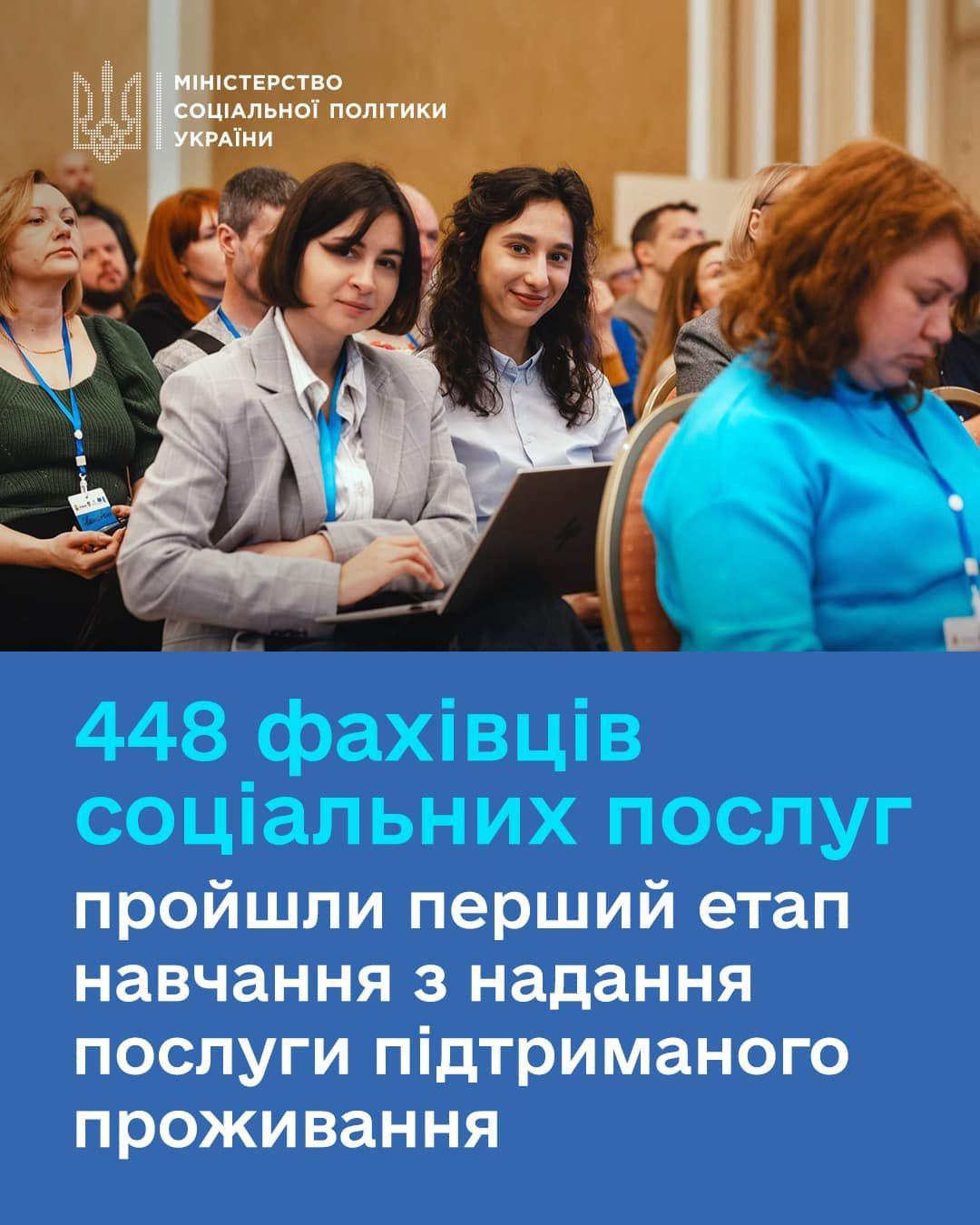 Багато людей навчаються в залі. 