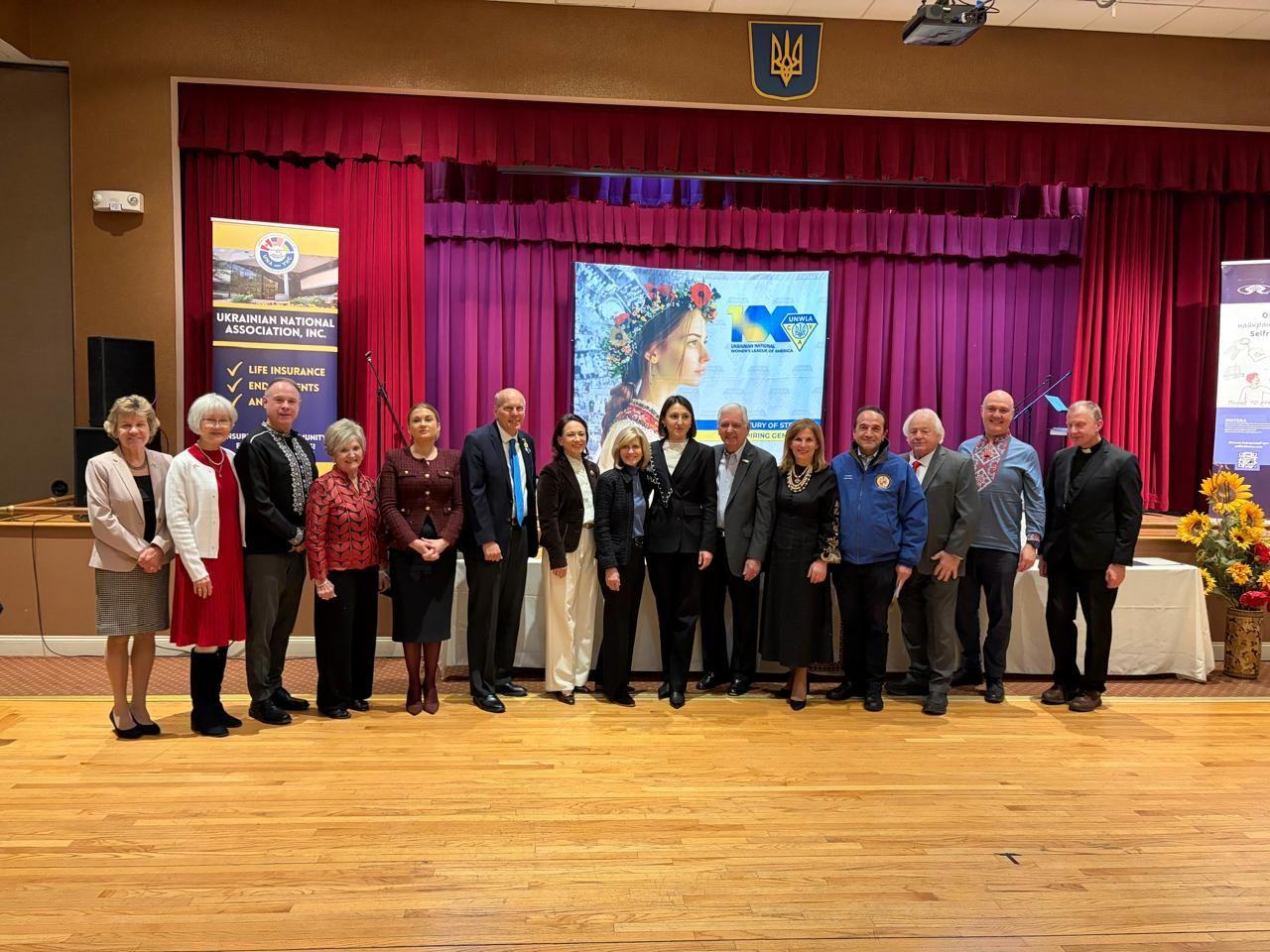 На загальному фото стоїть Ілона Гавронська поруч з українською громадою