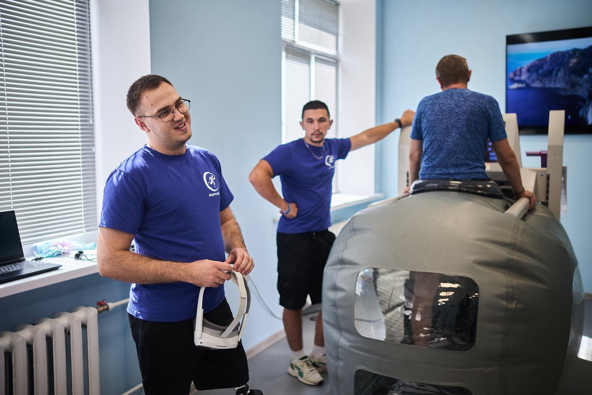 На фото чоловіки у залі для реабілітації
