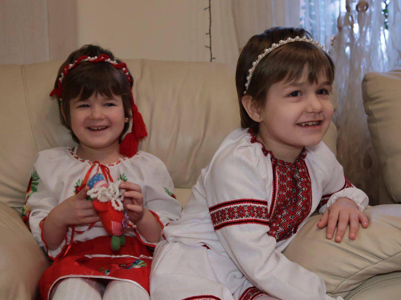 На фото зображено двоє дівчаток у вишиванках