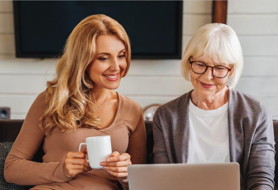 На фото жінки дивляться в екран ноутбуку