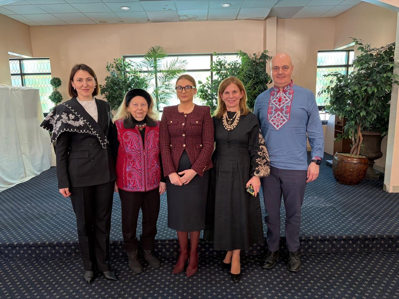 Ілона Гавронська стоїть з представниками громади