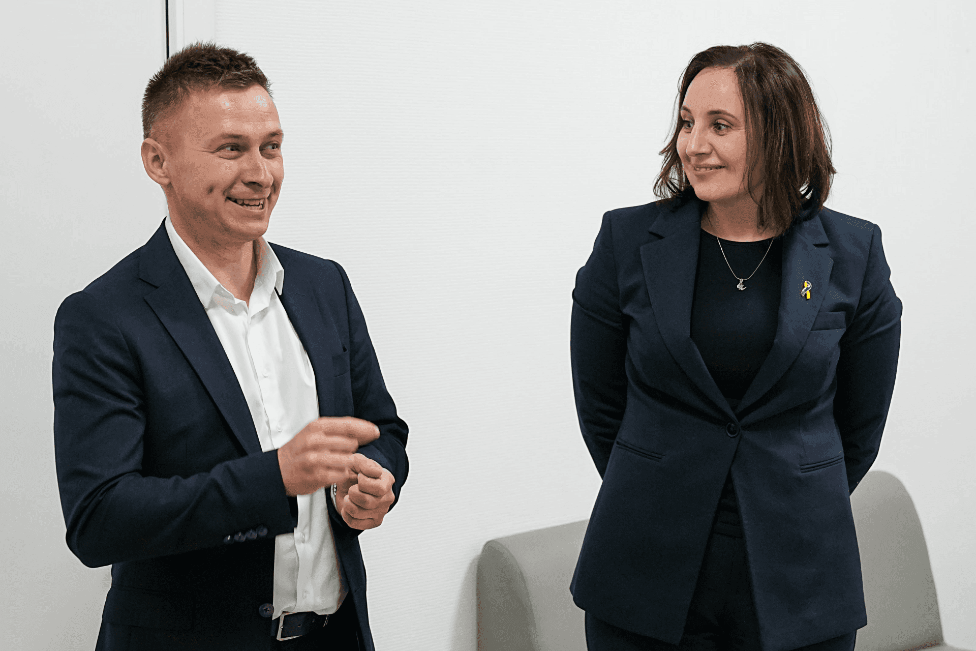 Чоловік і жінка спілкуються і посміхаються 