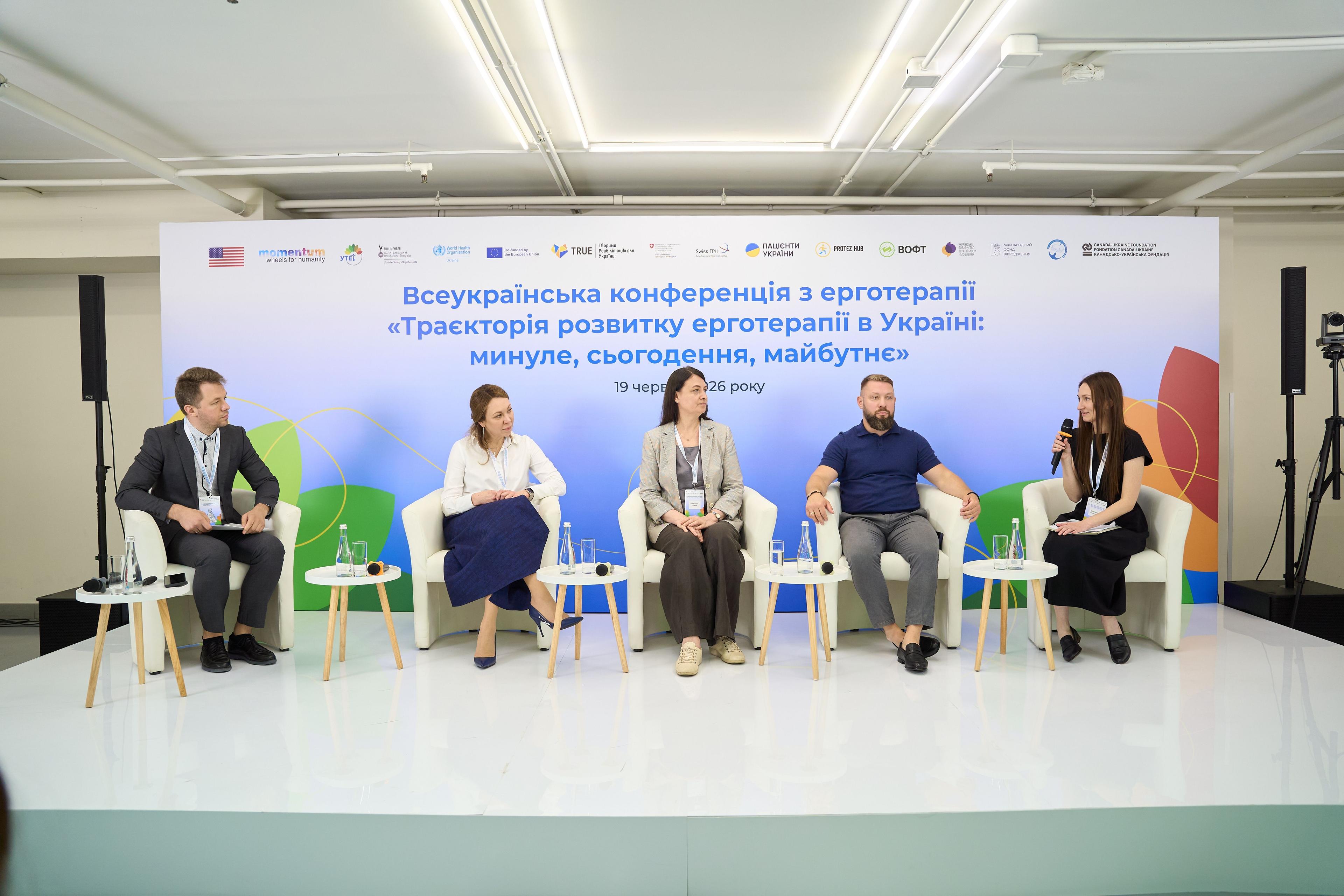 На зображенні люди сидять на зустрічі