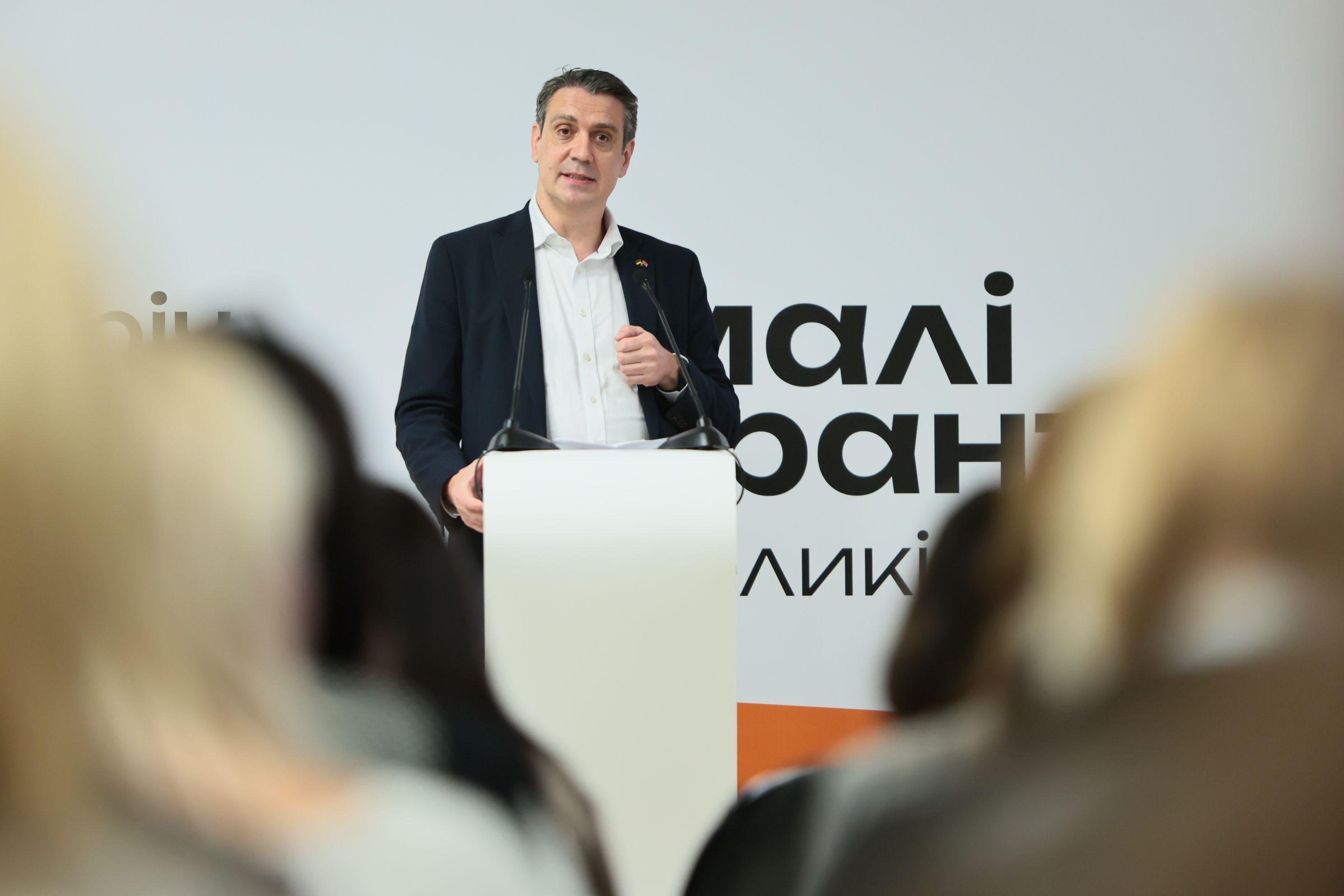 На фото чоловік виступає під час заходу 