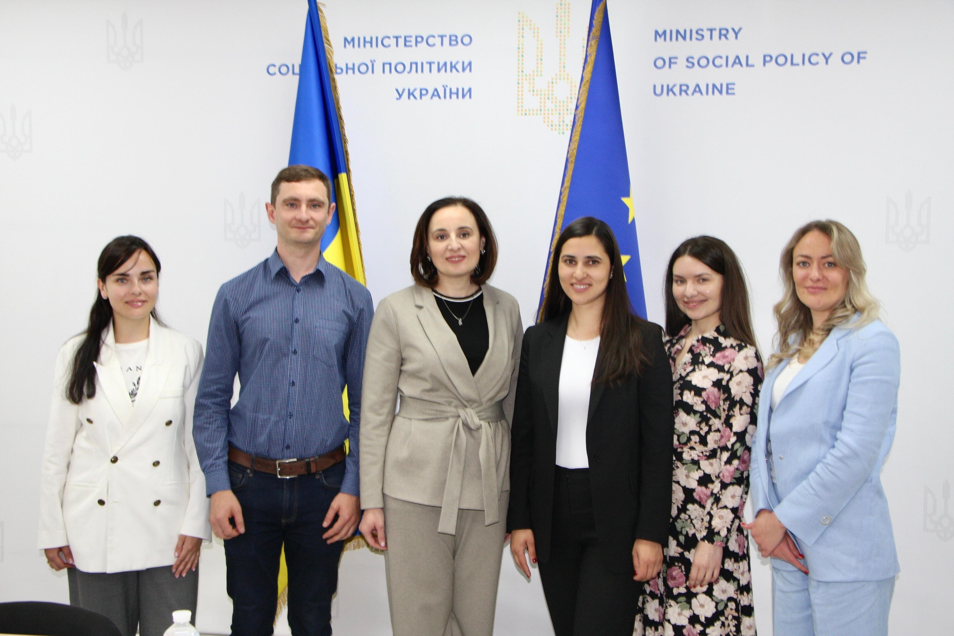 На зображенні представники Міністерства соціальної політики України та благодійного фонду «Прихисти своїх»  