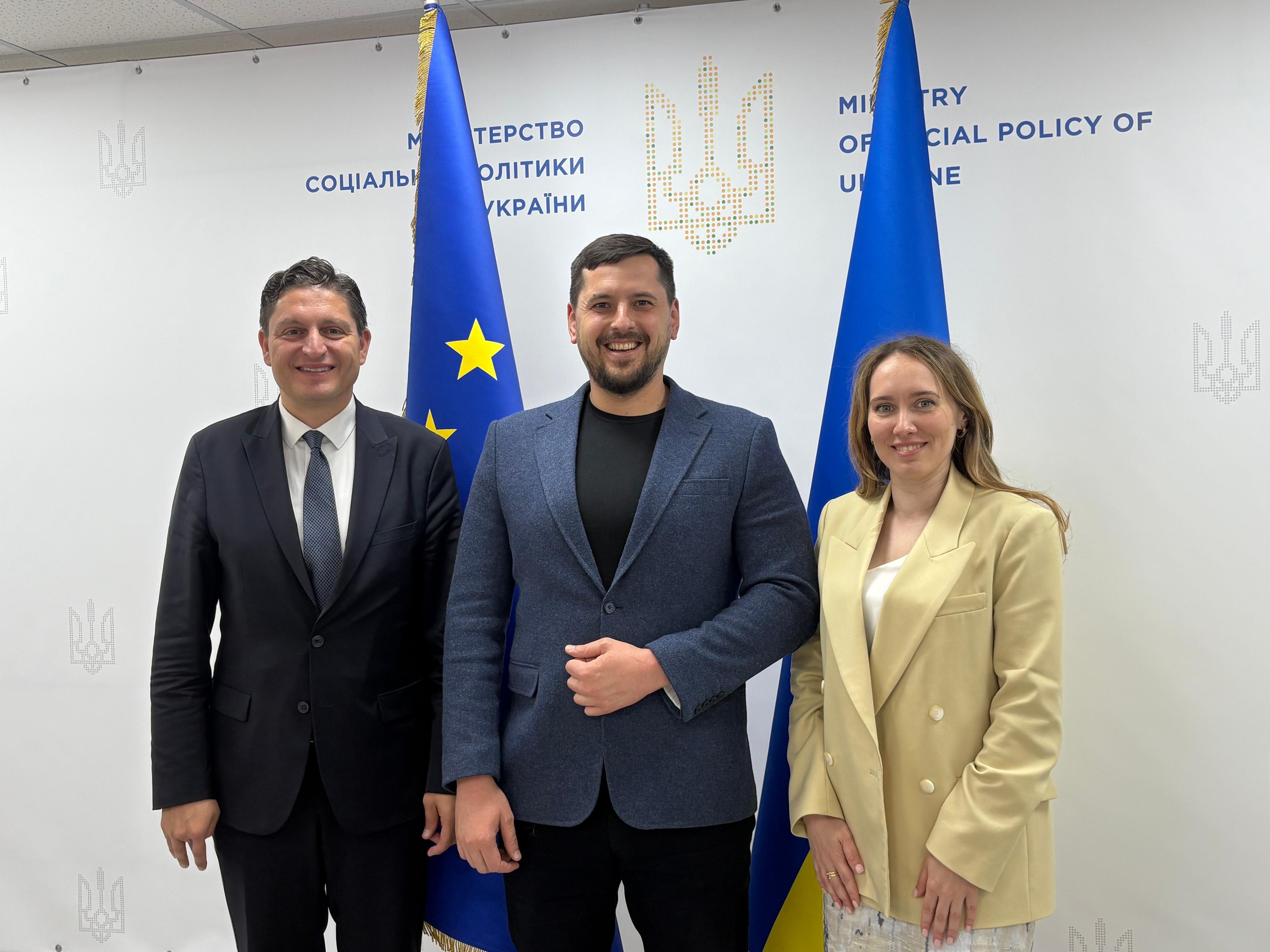 Заступник міністра соціальної політики з питань цифрового розвитку, цифрових трансформацій та цифровізації (CDTO) Анатолій Комірний з представниками глобальної технологічної компанії в платіжній індустрії Mastercard
