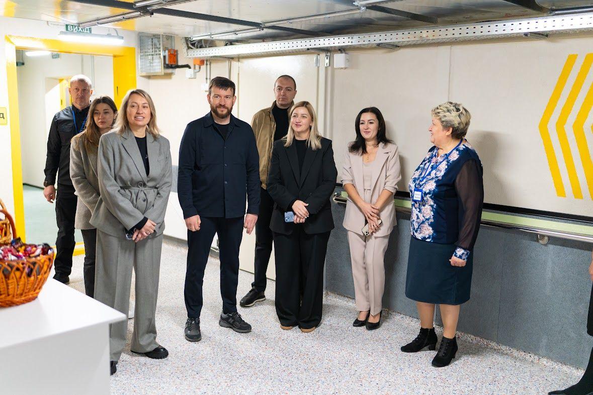На фото чоловіки та жінки оглядають підземне приміщення