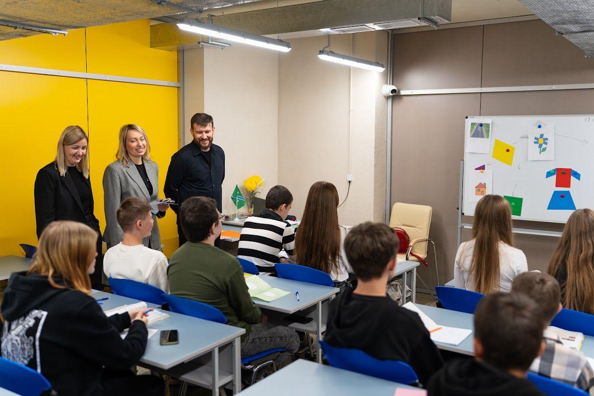 На фото чоловік та жінки знаходяться у навчальному кабінеті